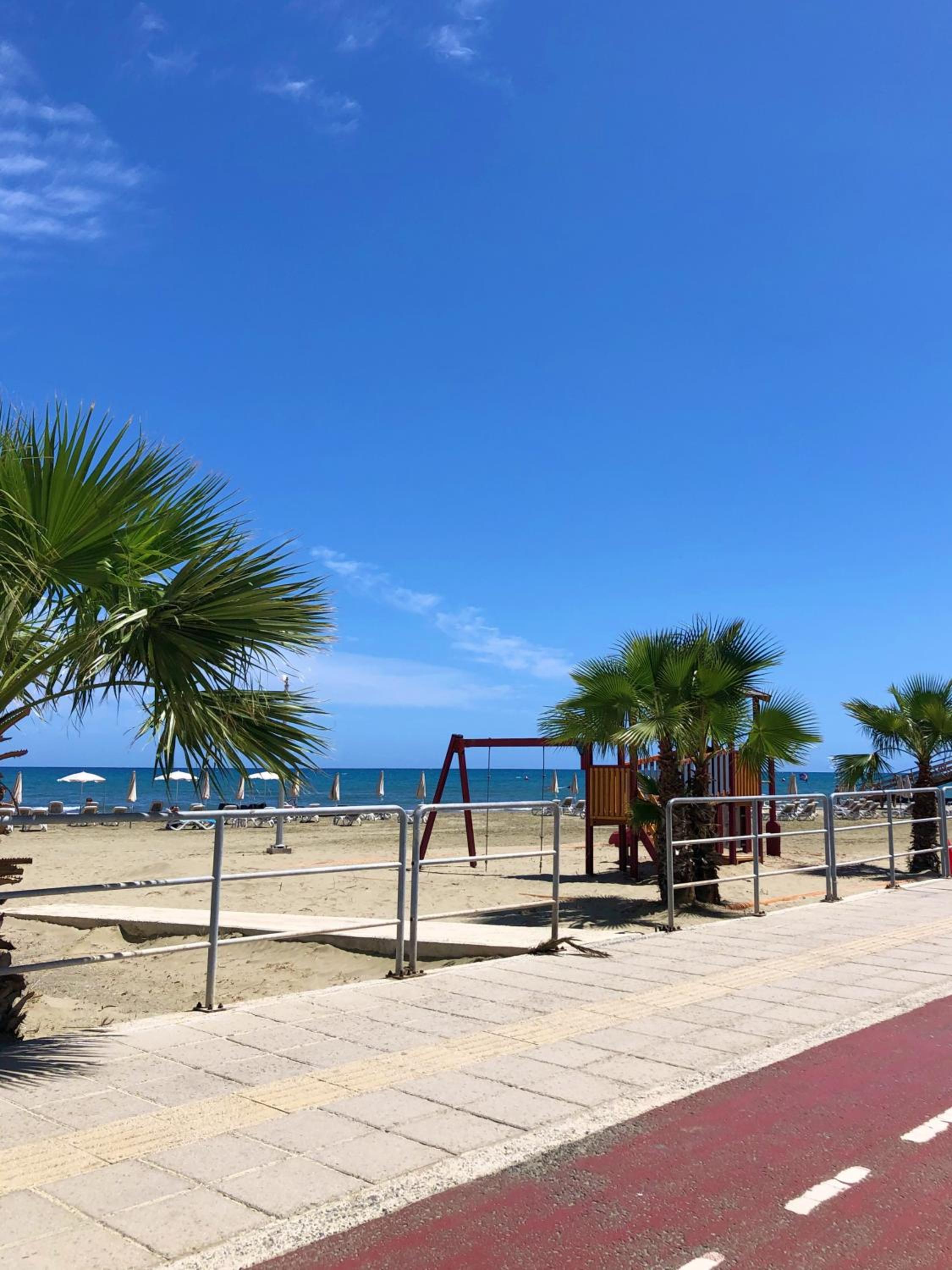 Luxury Stay at Mackenzie Beach with Private Parking and Balcony