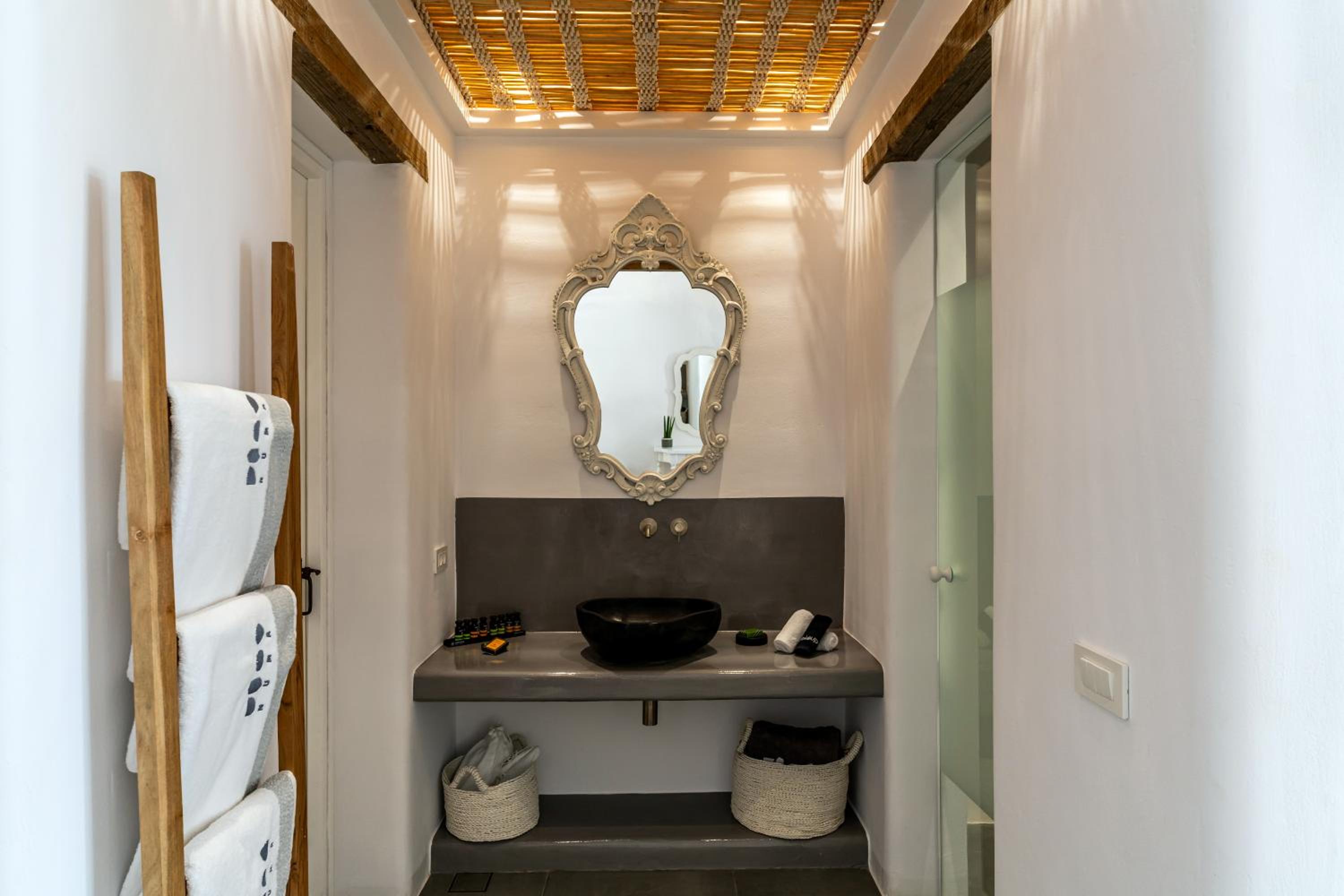 Numa Santorini