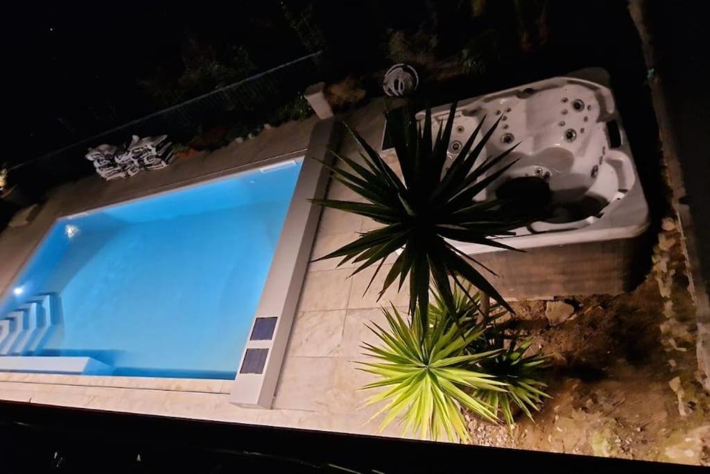 Victory Garda Relais - swimming pool-jacuzzi-bbq view 5