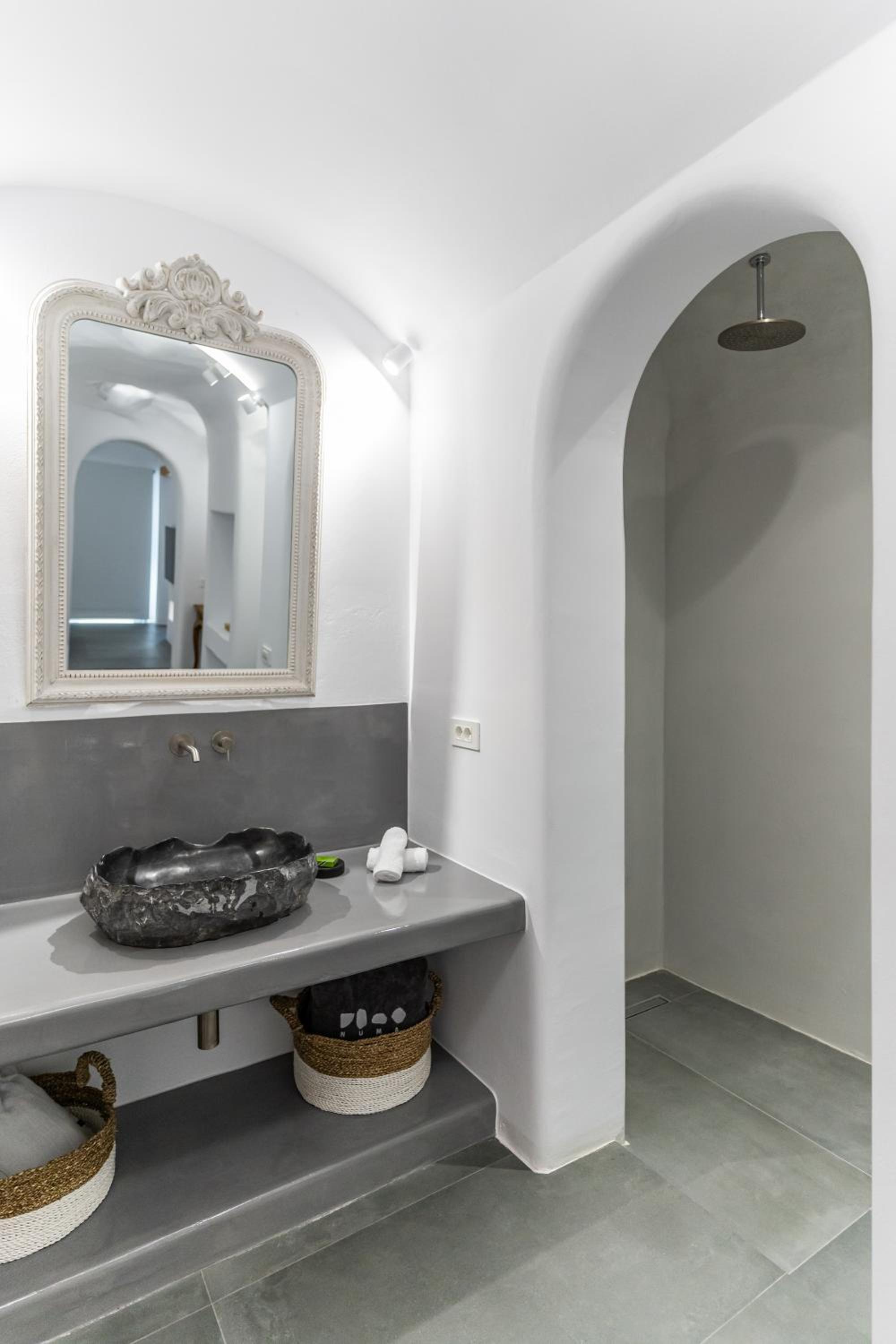 Numa Santorini