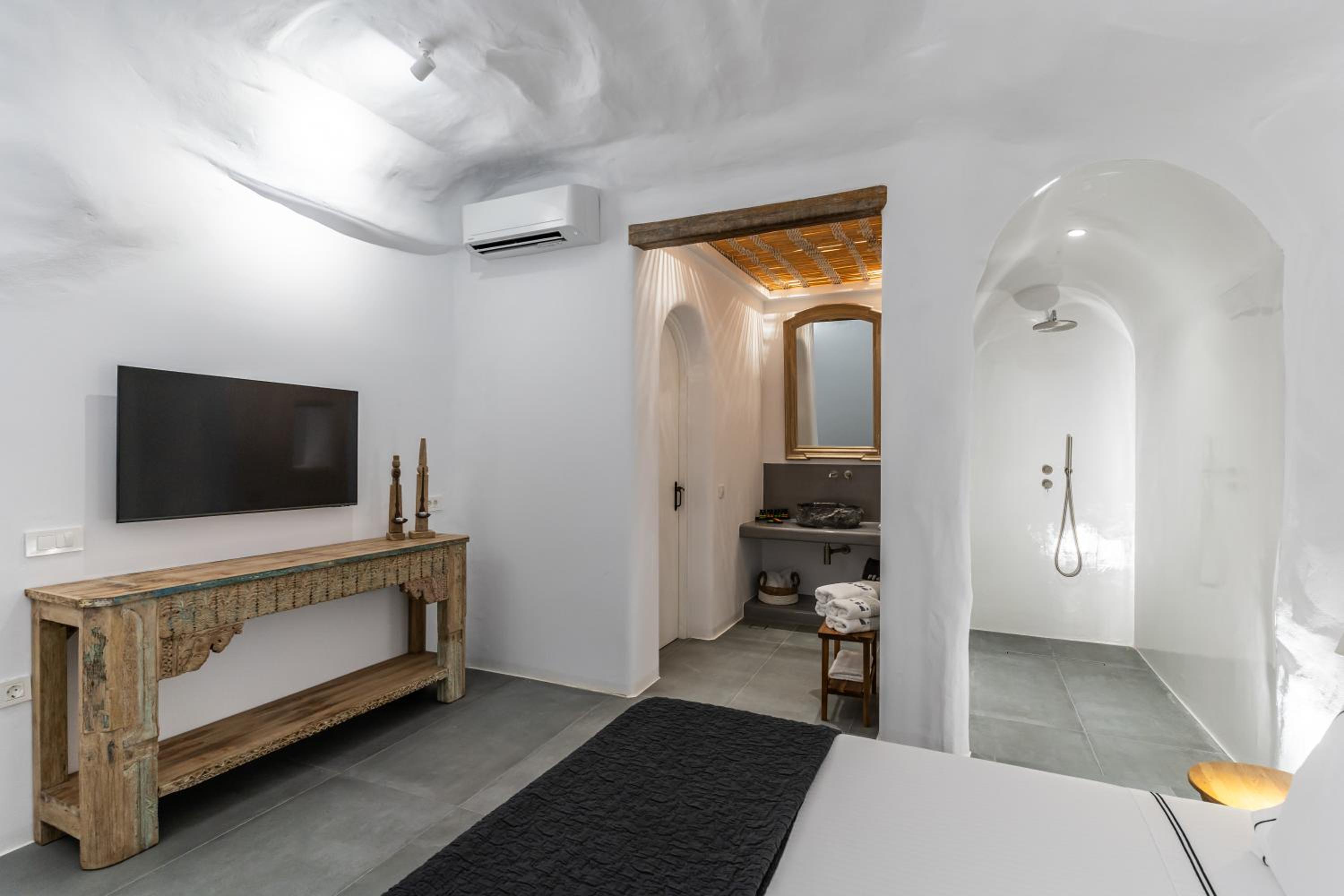 Numa Santorini