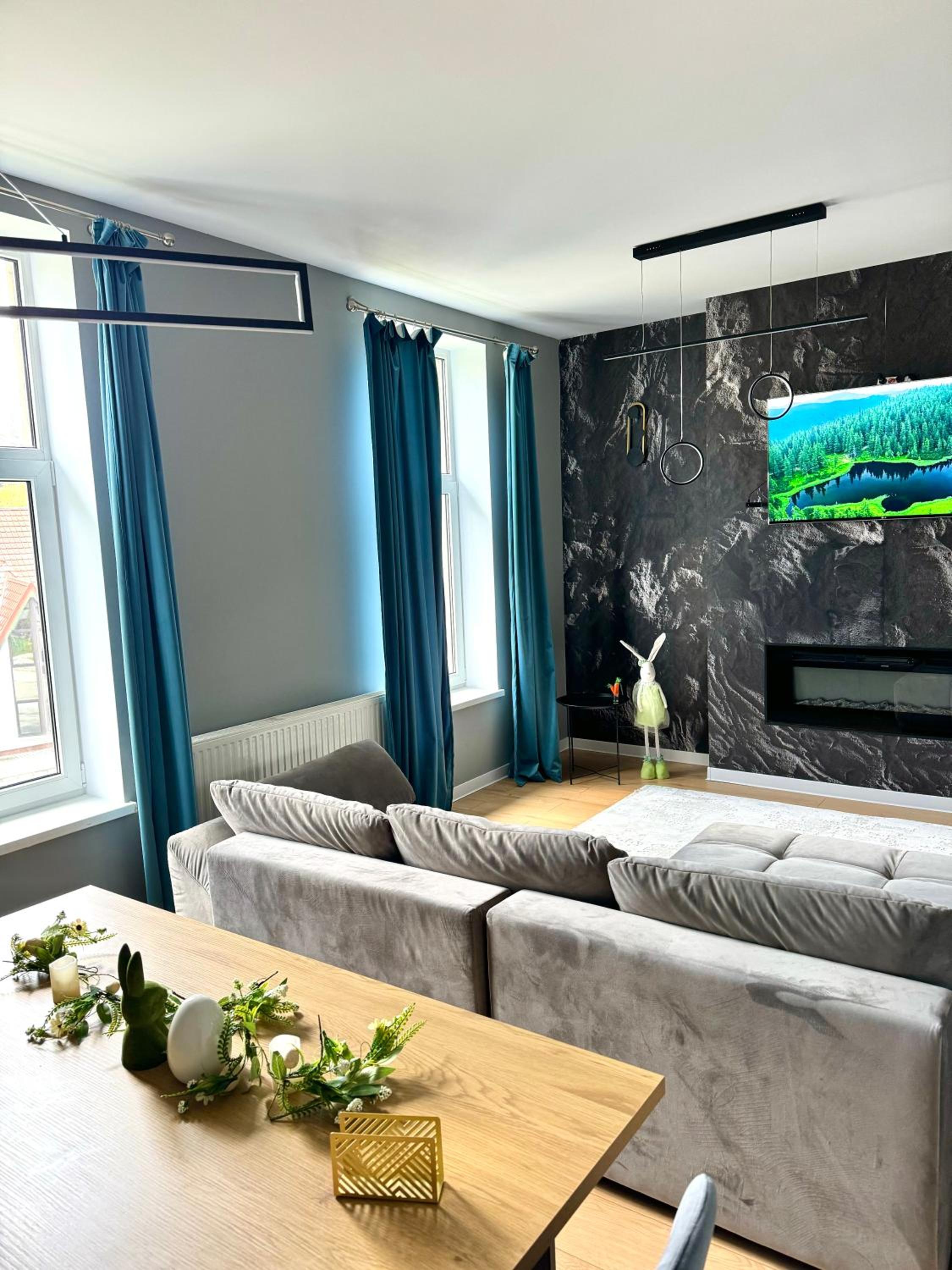LV Luxury Apart - One minute away from train station view 2