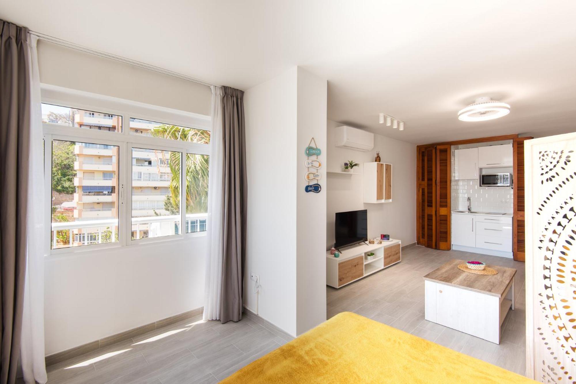 Bajondillo Beach, large LOFT with INTENSE SUN