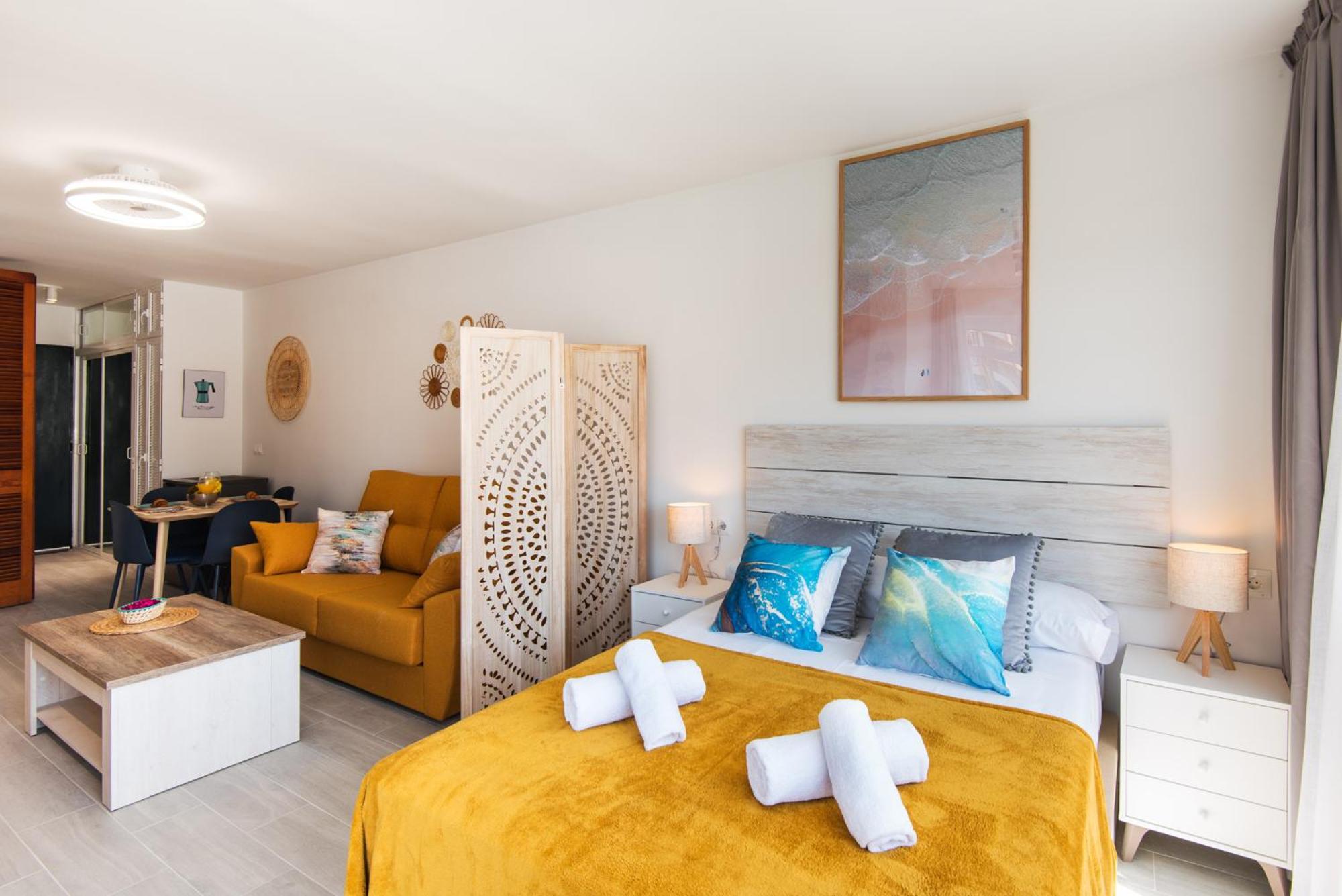 Bajondillo Beach, large LOFT with INTENSE SUN