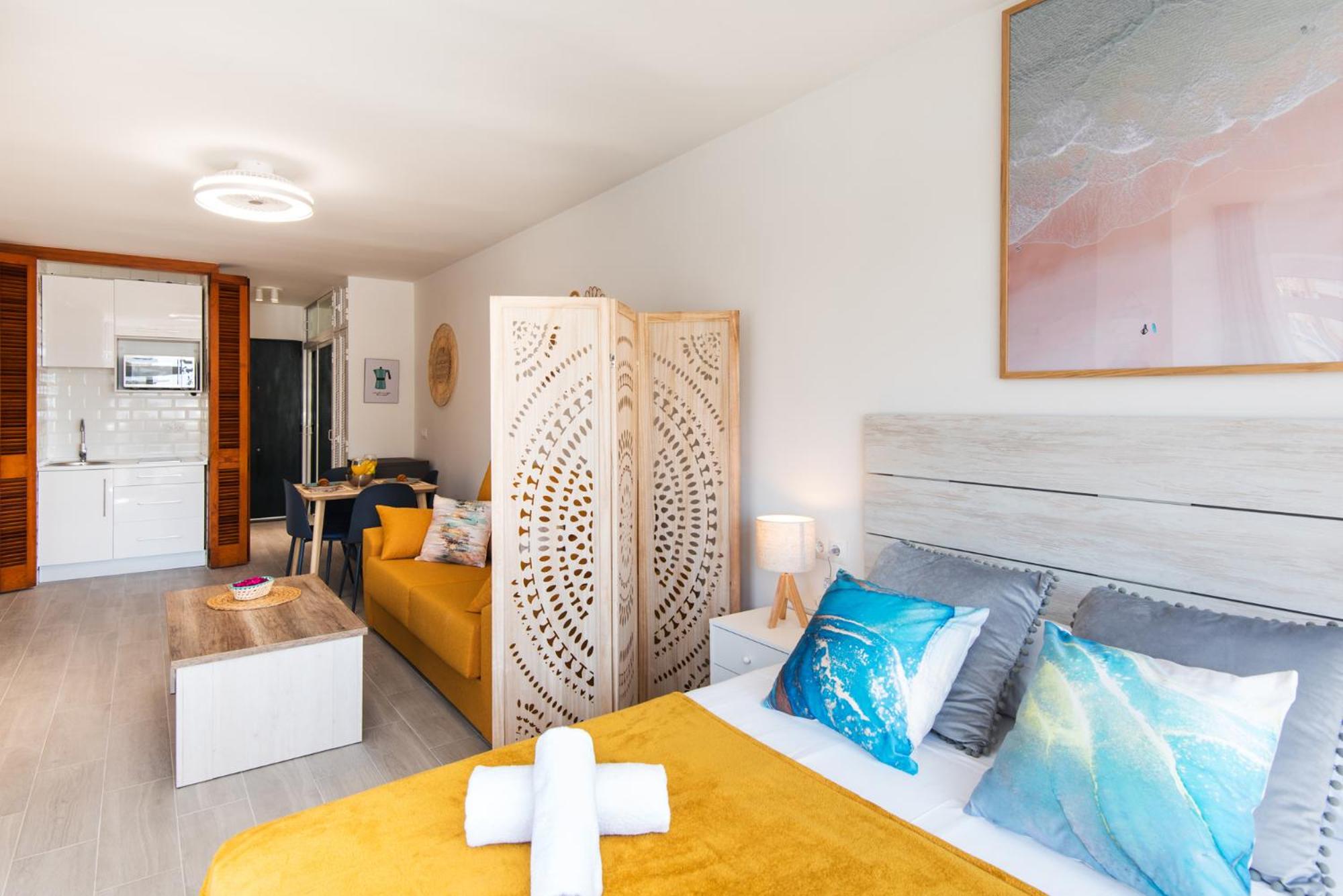 Bajondillo Beach, large LOFT with INTENSE SUN