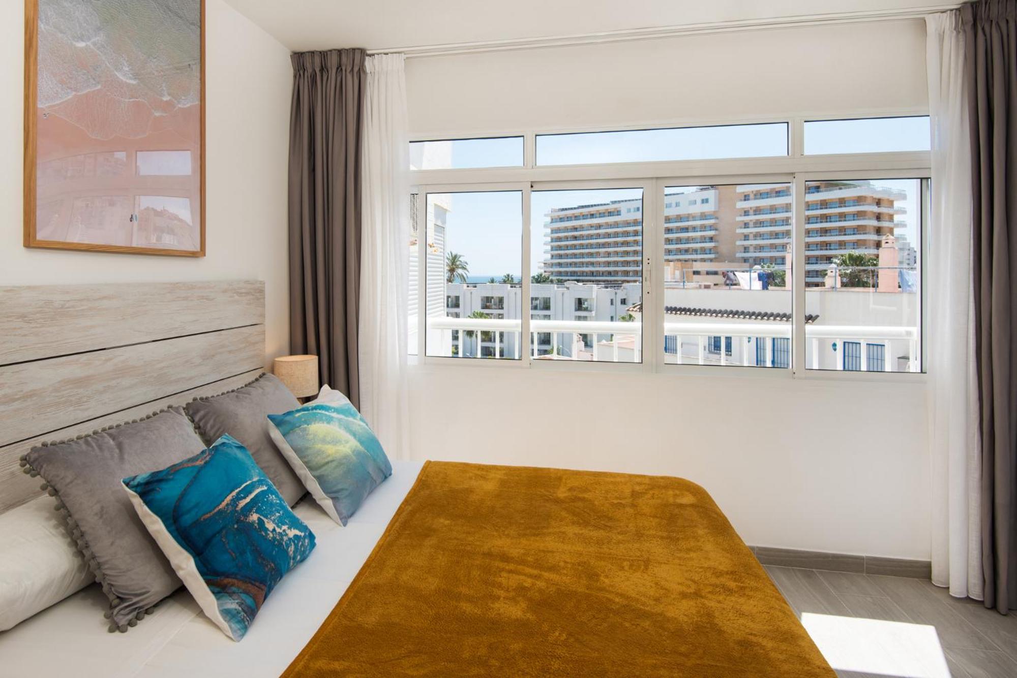 Bajondillo Beach, large LOFT with INTENSE SUN