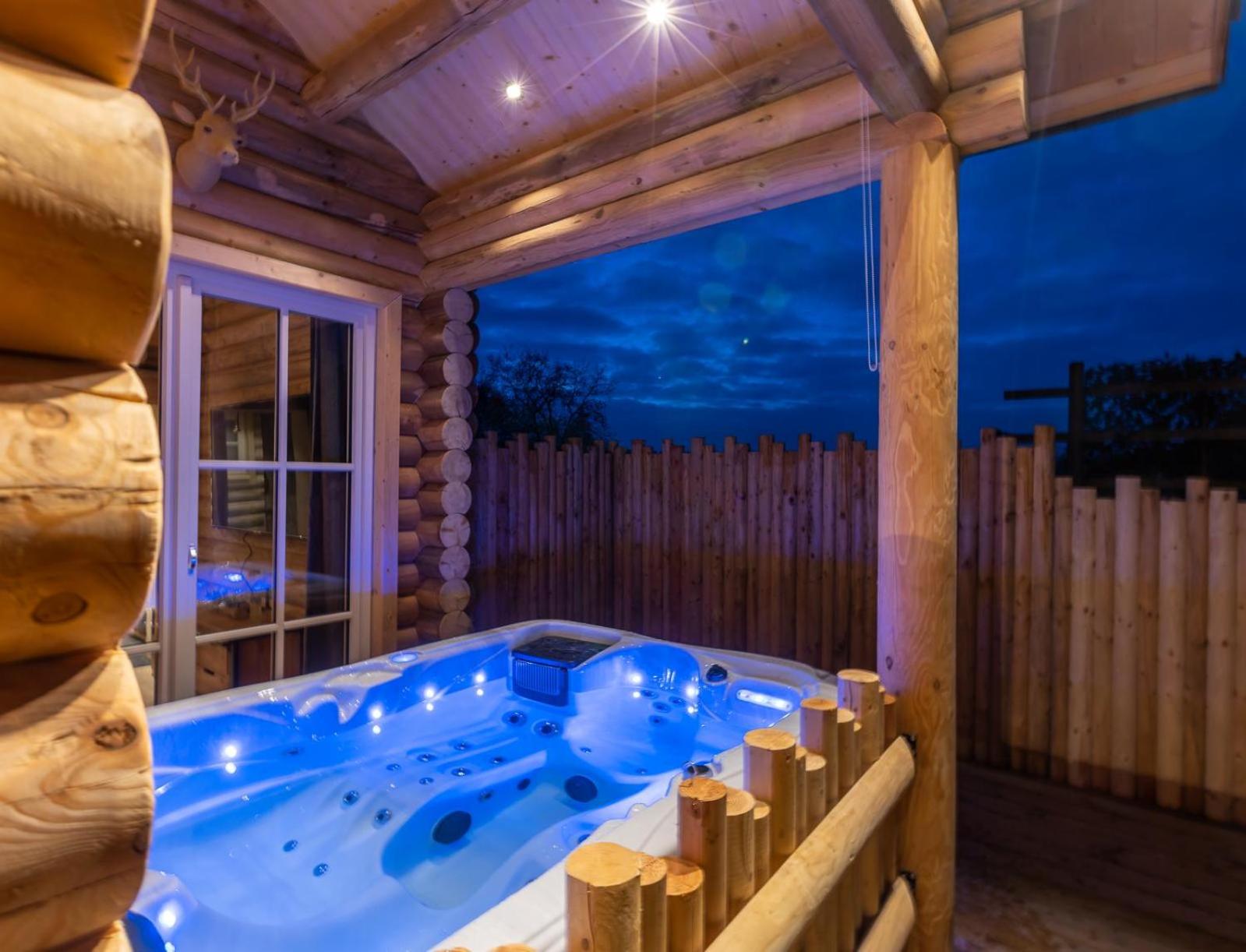 Cosy Cottage w/ Jacuzzi in Amazing Region