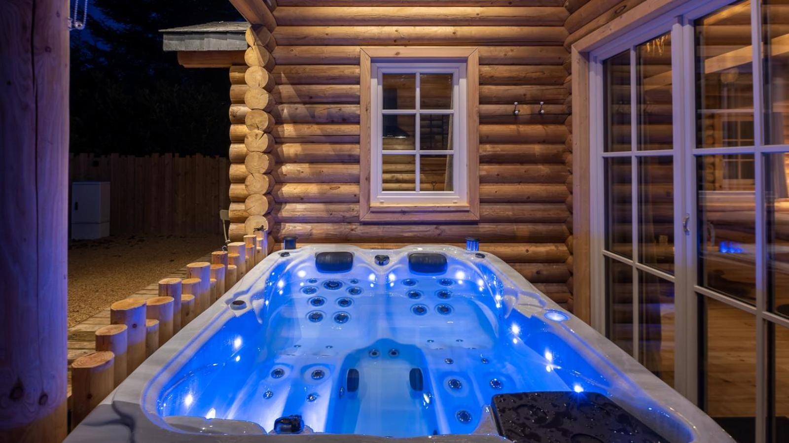 Cosy Cottage w/ Jacuzzi in Amazing Region