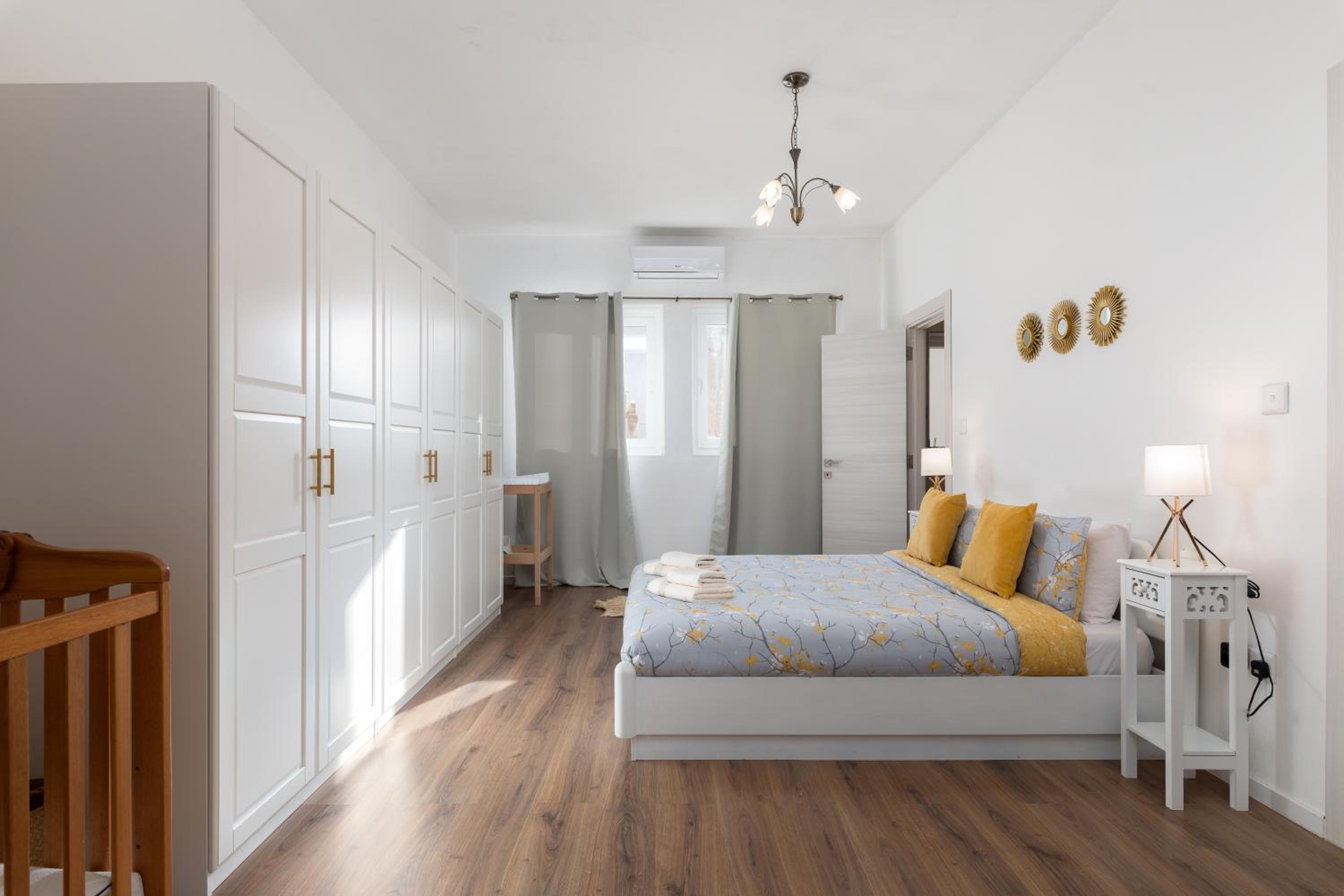 Family-Friendly Spacious Townhouse with Garden - Close to Airport