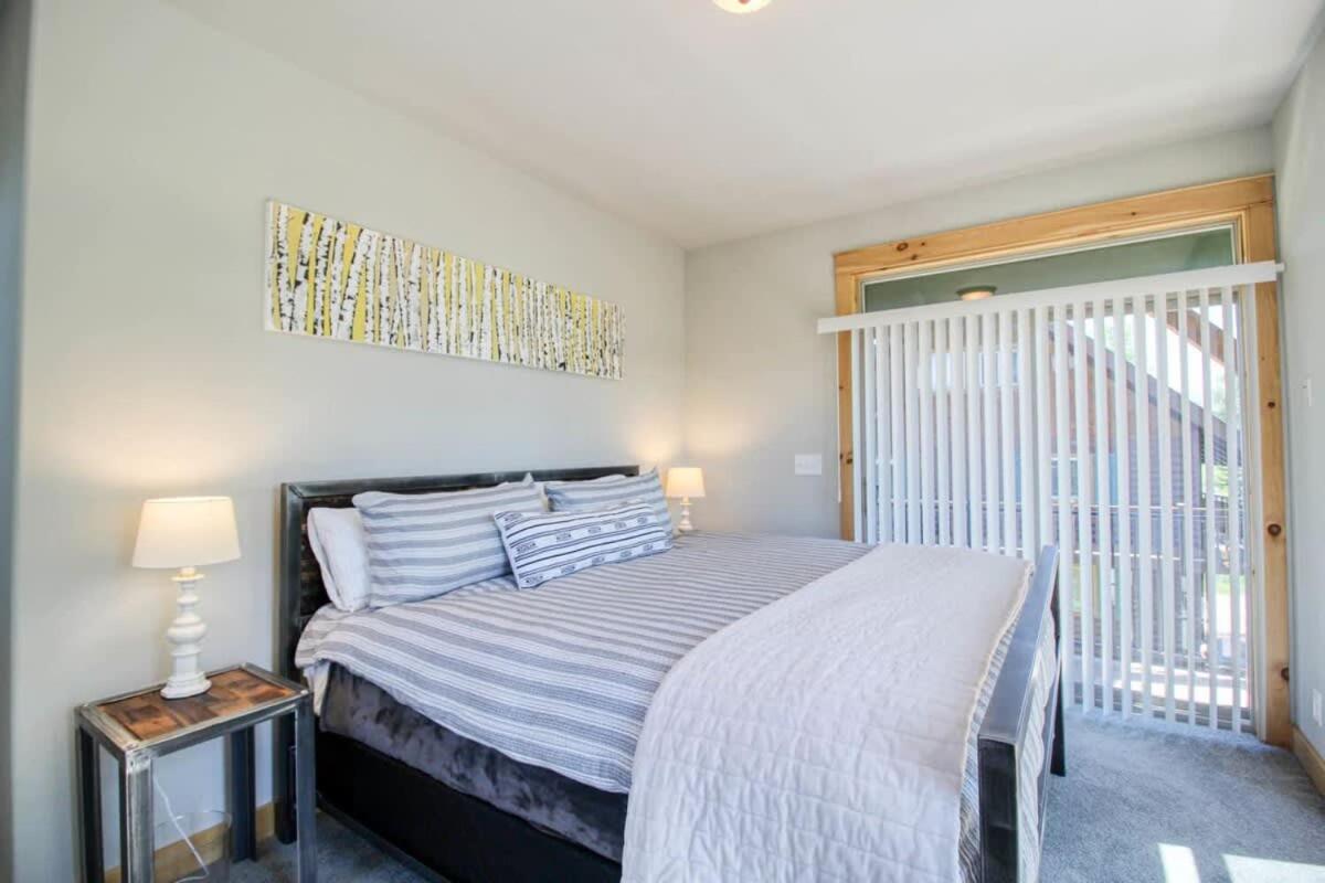 Modern 3bd cabin in Edgewater view 2