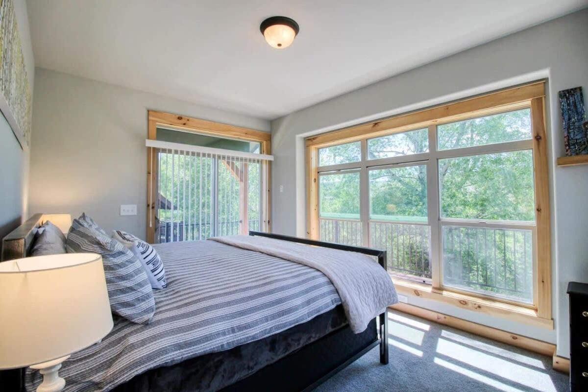 Modern 3bd cabin in Edgewater view 3