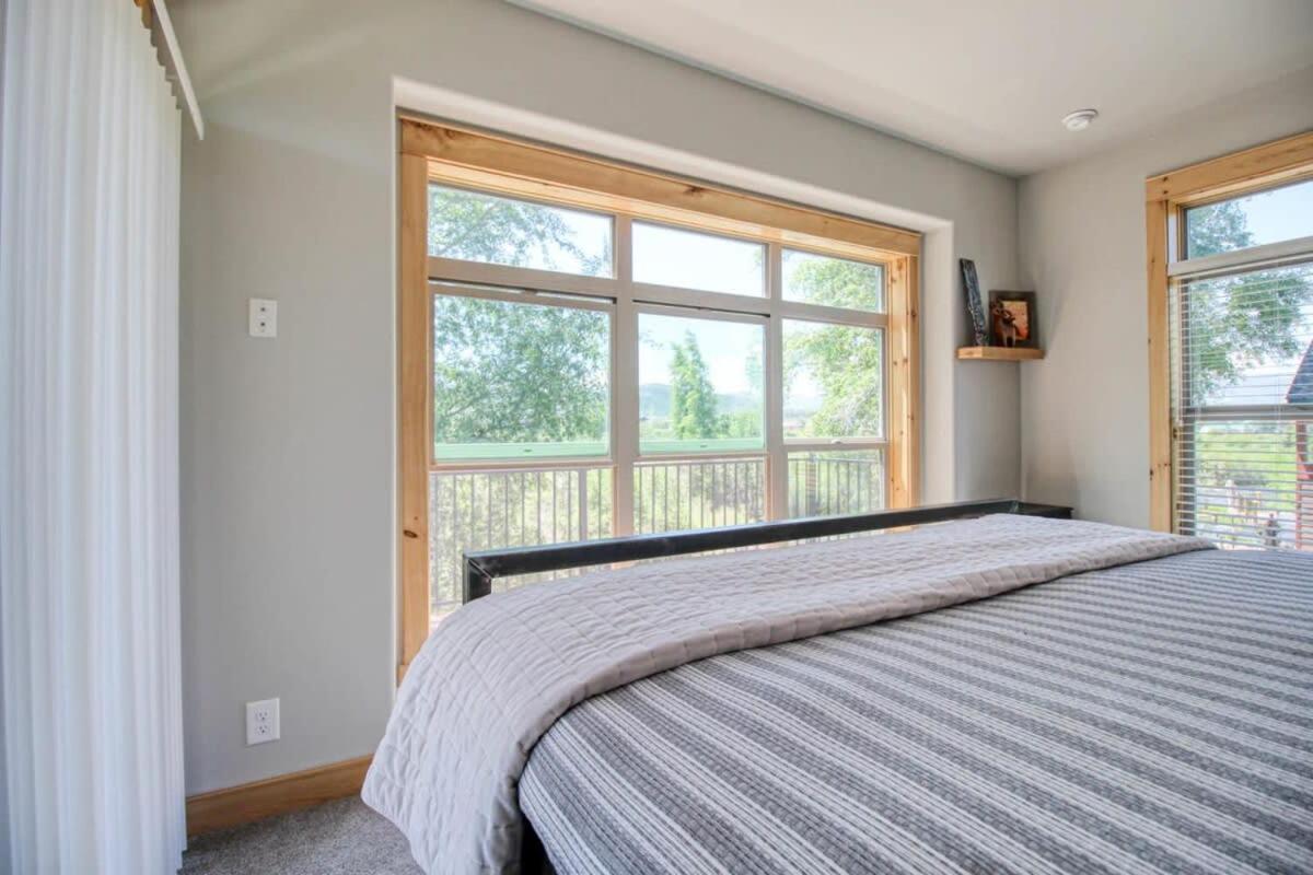 Modern 3bd cabin in Edgewater view 4