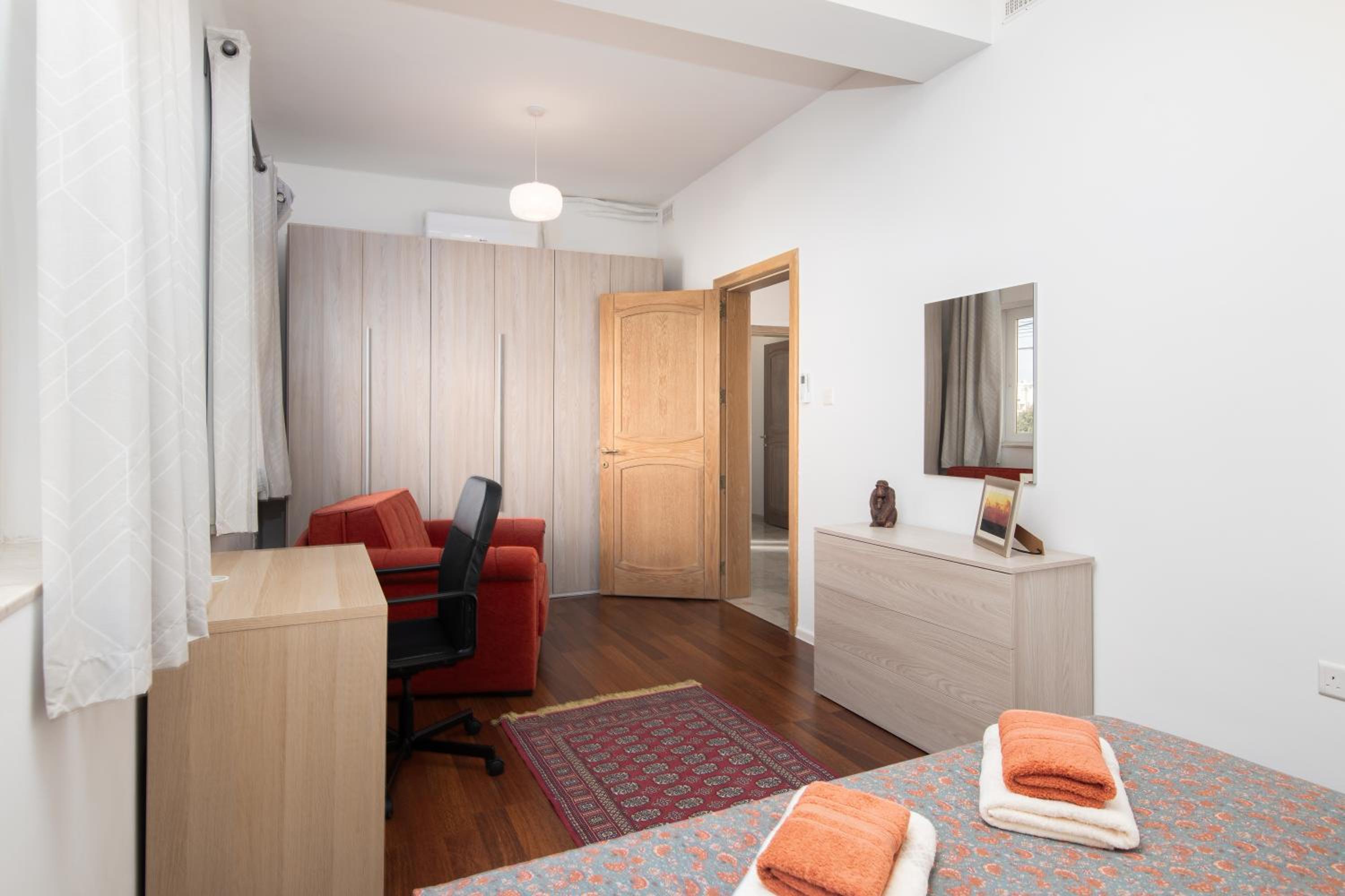 Family-Friendly Spacious Townhouse with Garden - Close to Airport