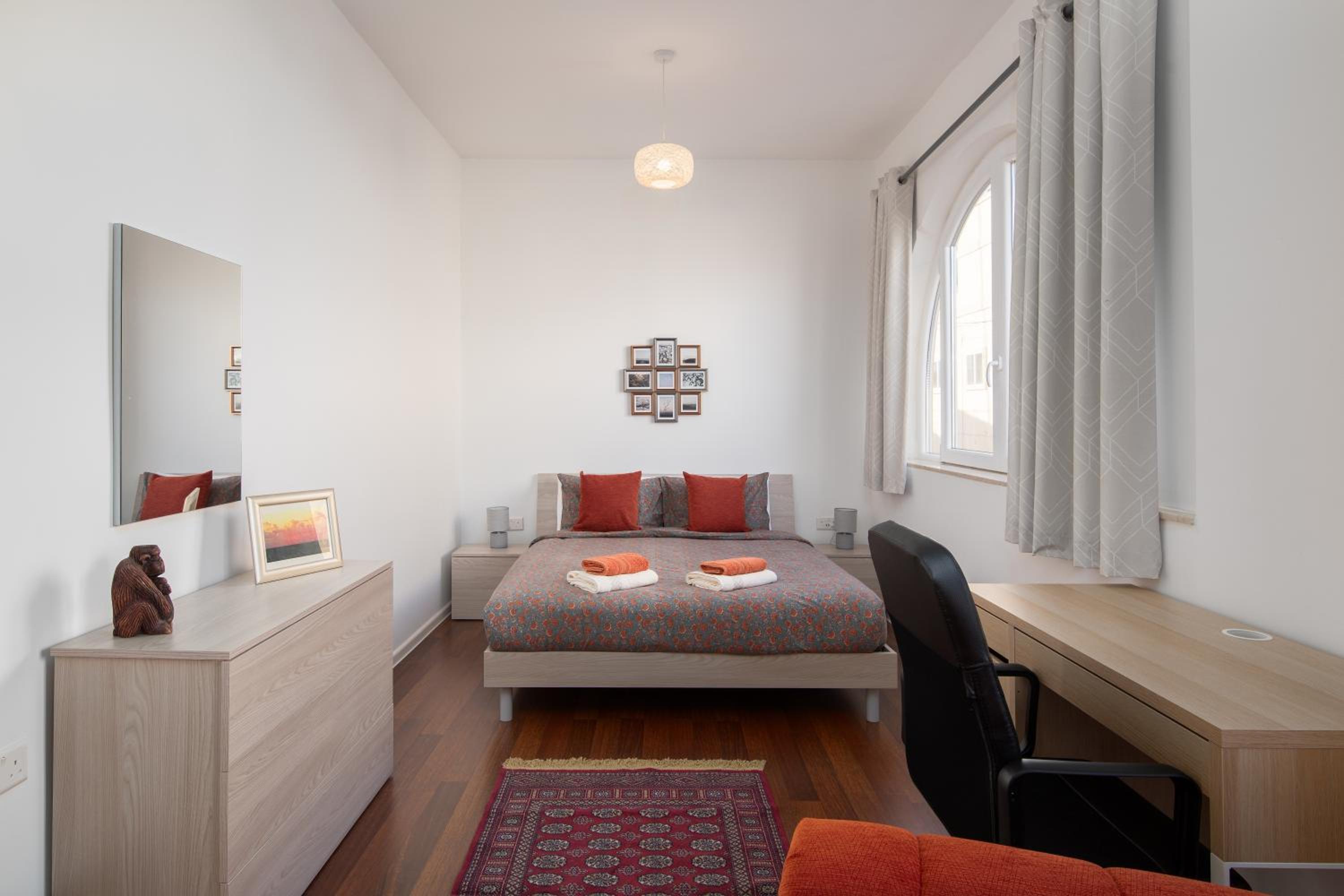 Family-Friendly Spacious Townhouse with Garden - Close to Airport
