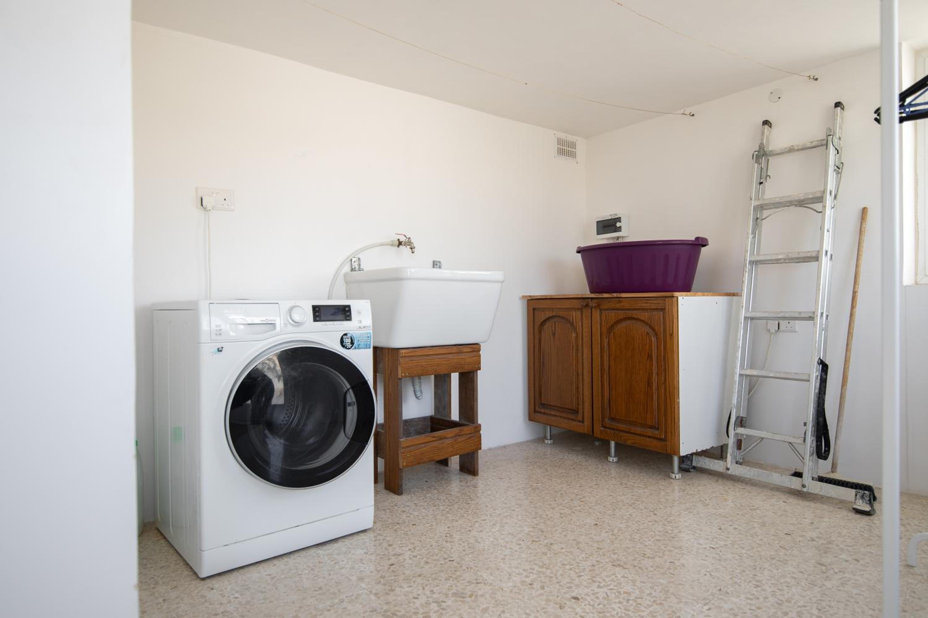 Family-Friendly Spacious Townhouse with Garden - Close to Airport