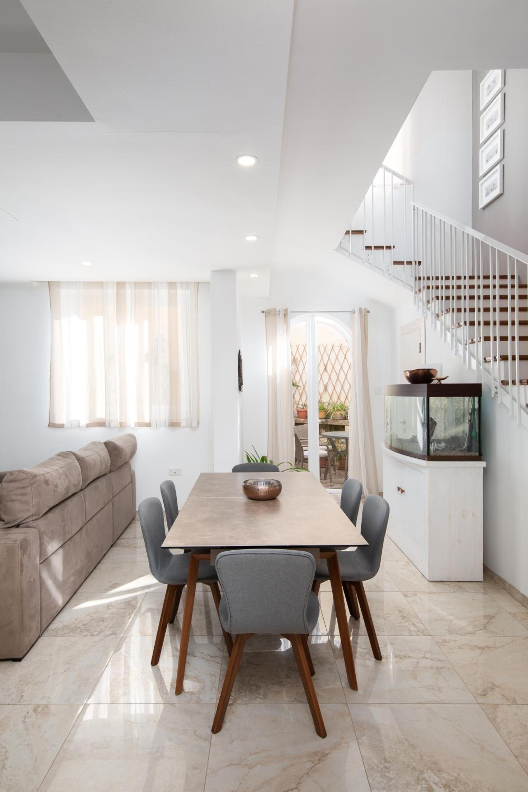 Family-Friendly Spacious Townhouse with Garden - Close to Airport