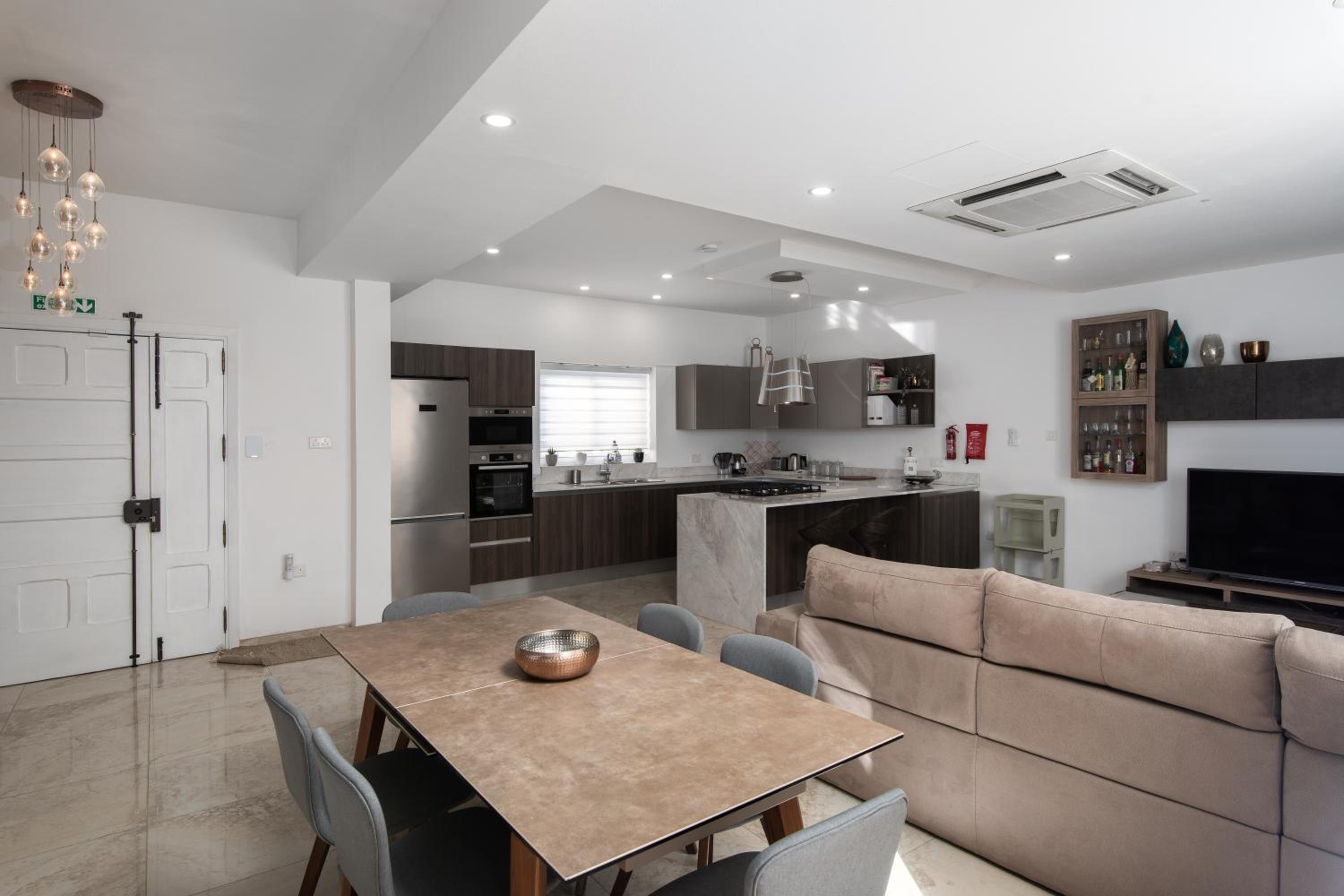 Family-Friendly Spacious Townhouse with Garden - Close to Airport