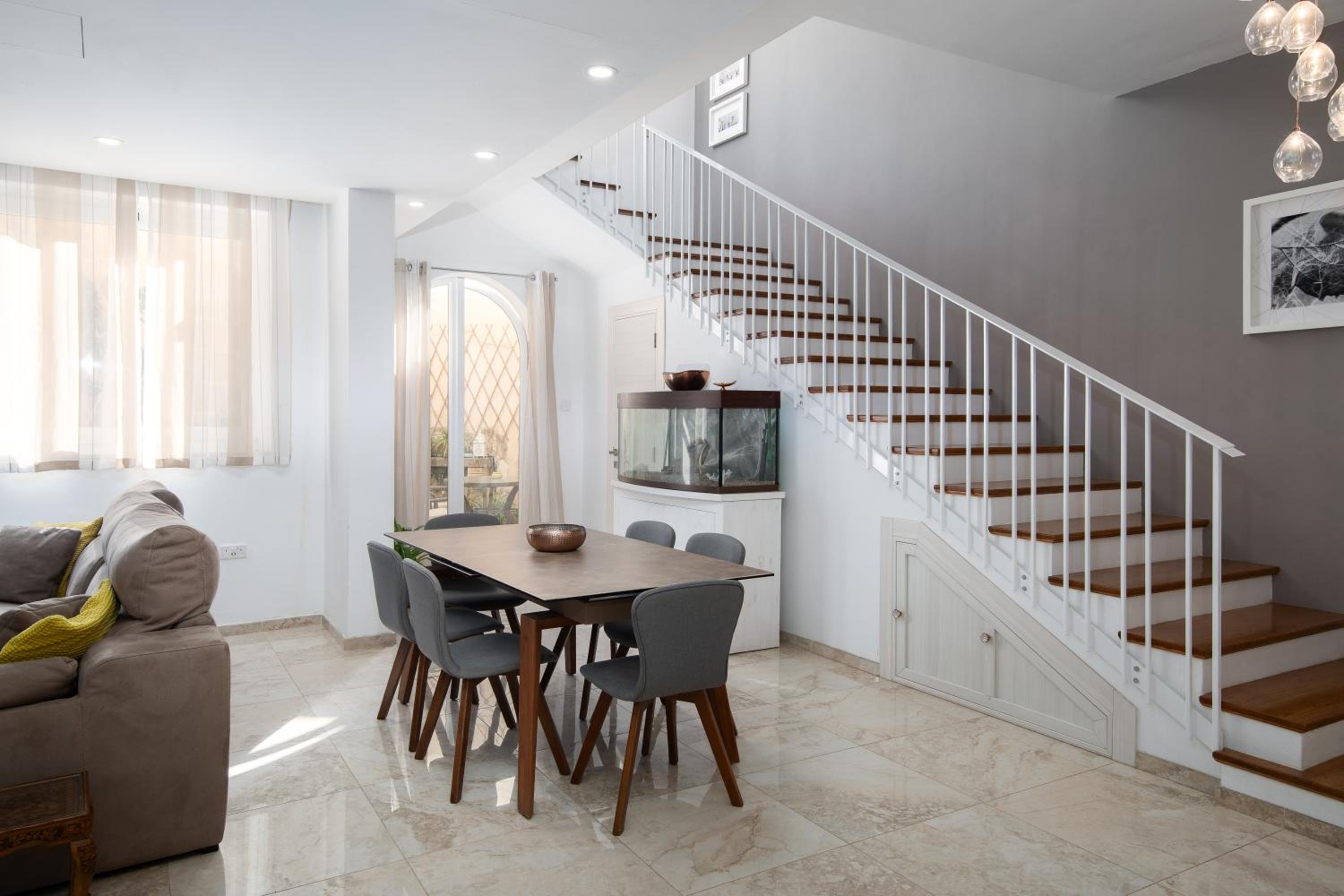 Family-Friendly Spacious Townhouse with Garden - Close to Airport