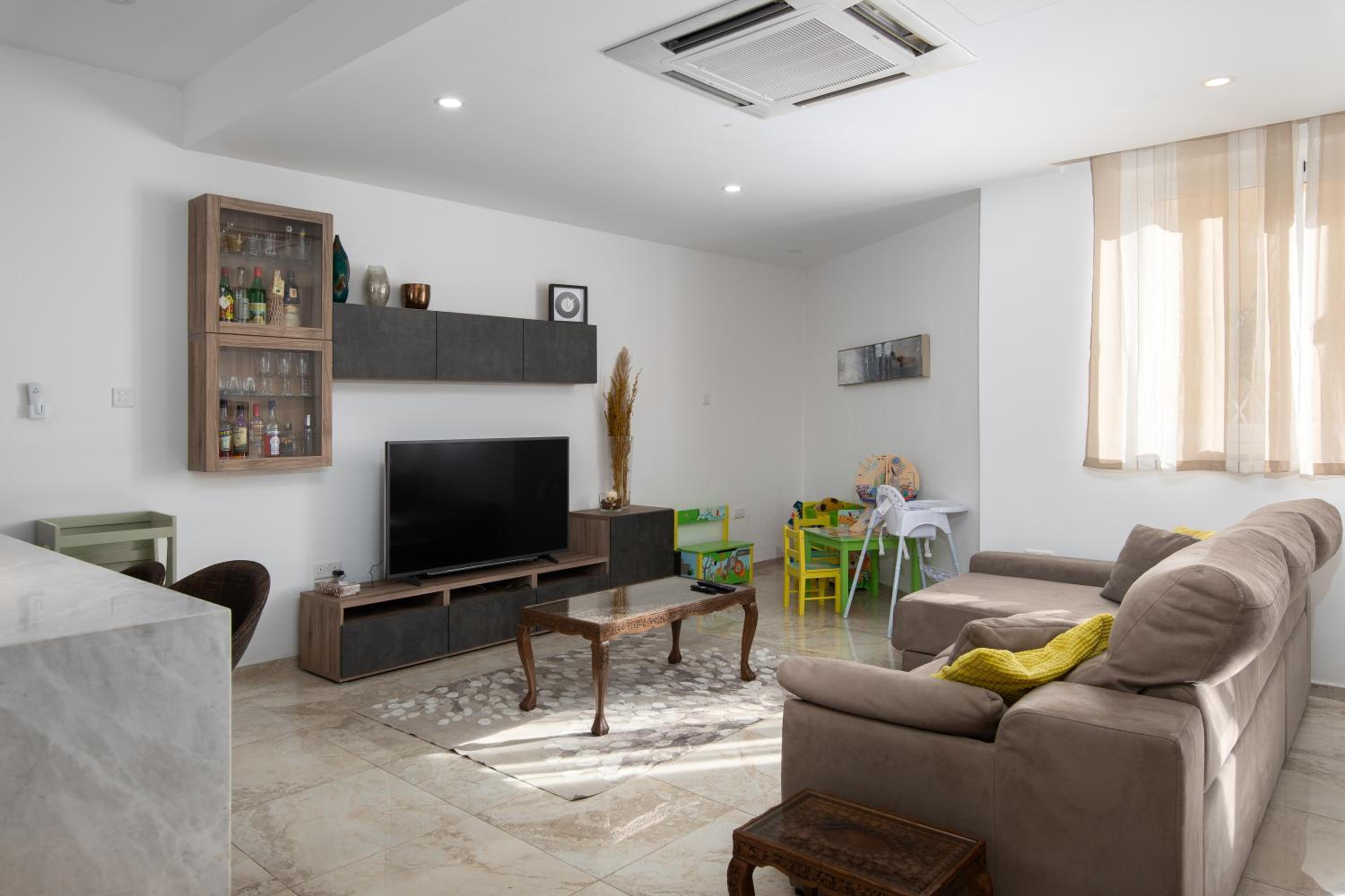 Family-Friendly Spacious Townhouse with Garden - Close to Airport