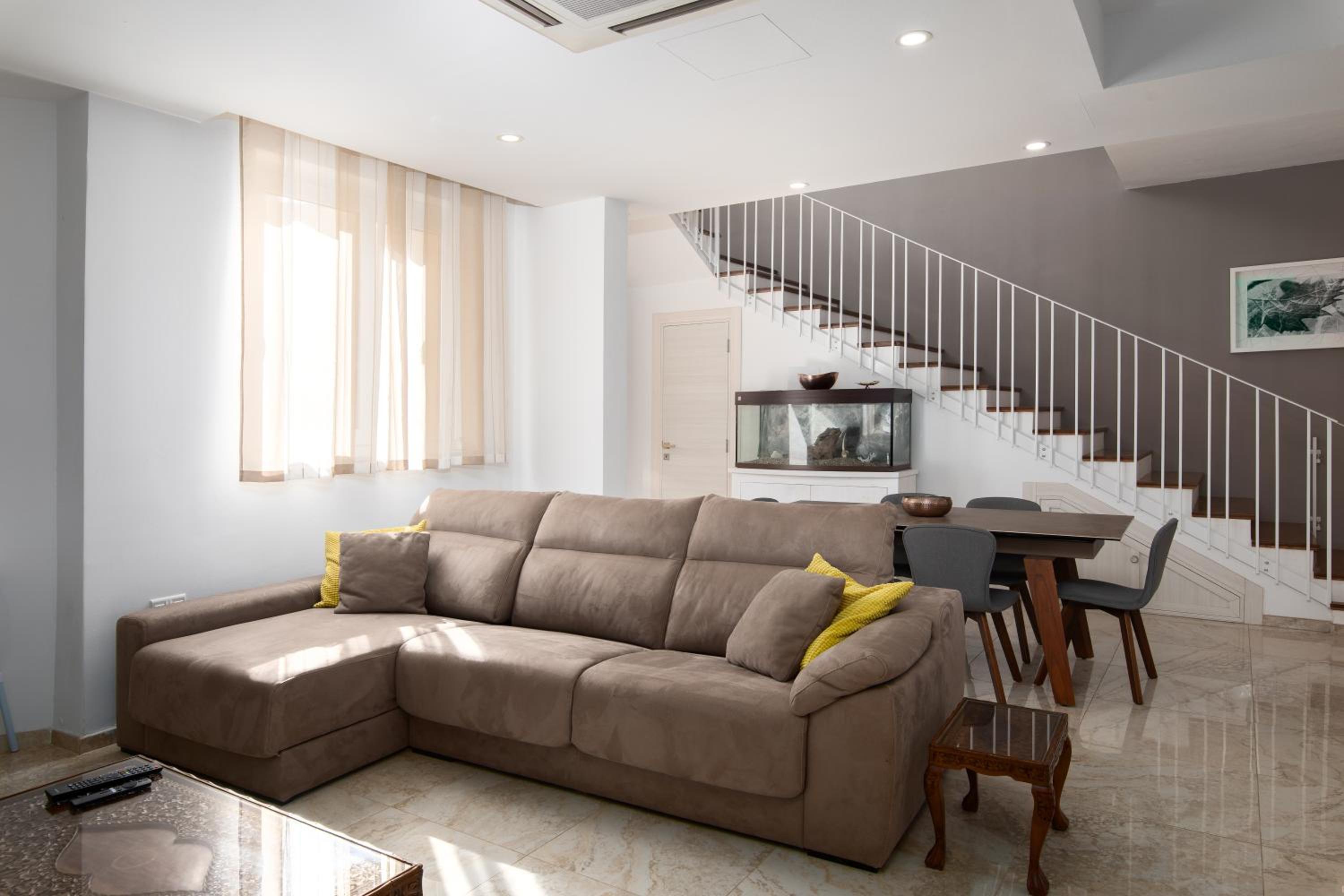 Family-Friendly Spacious Townhouse with Garden - Close to Airport