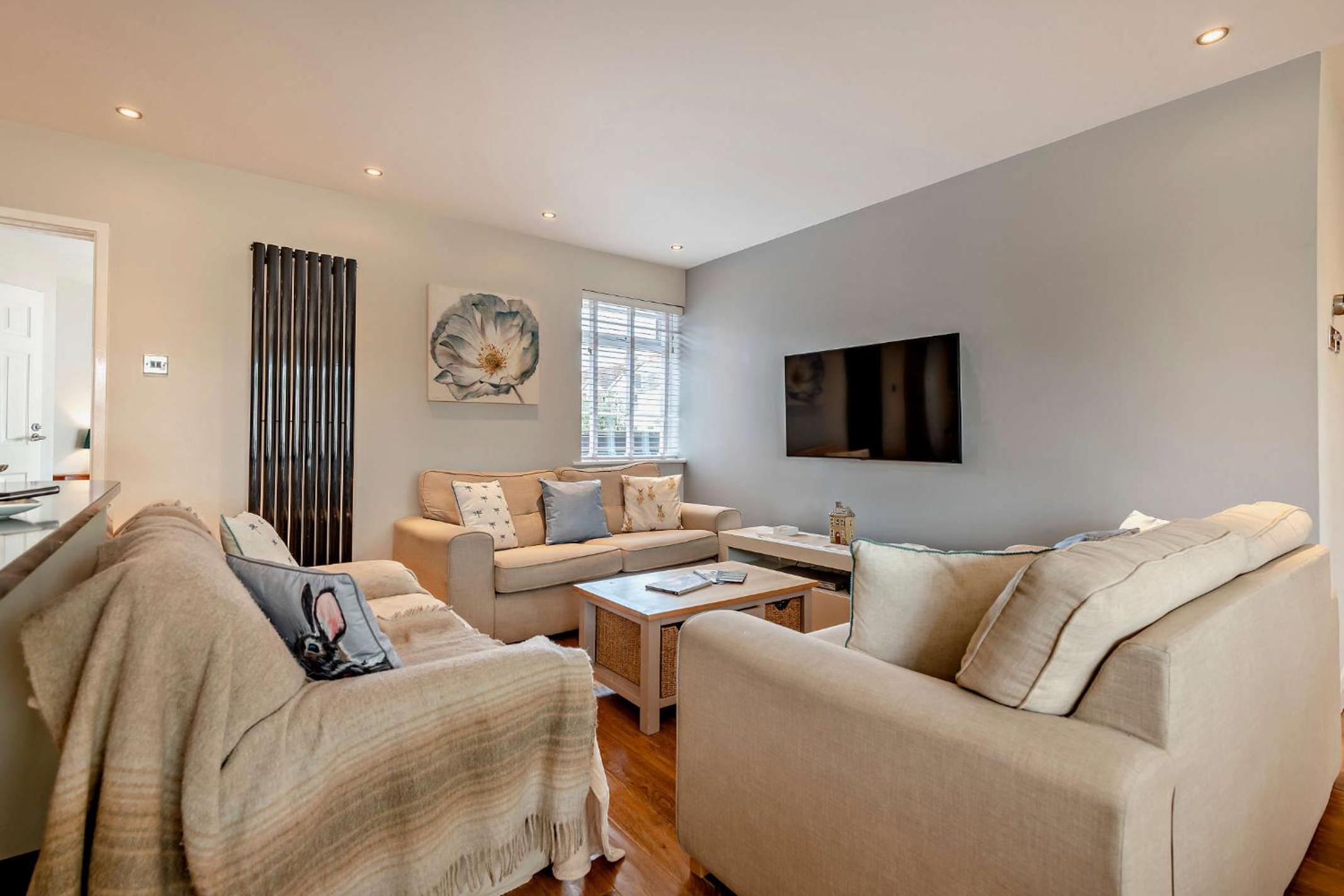 Oakwood Bungalow Christchurch Sleeps 8
