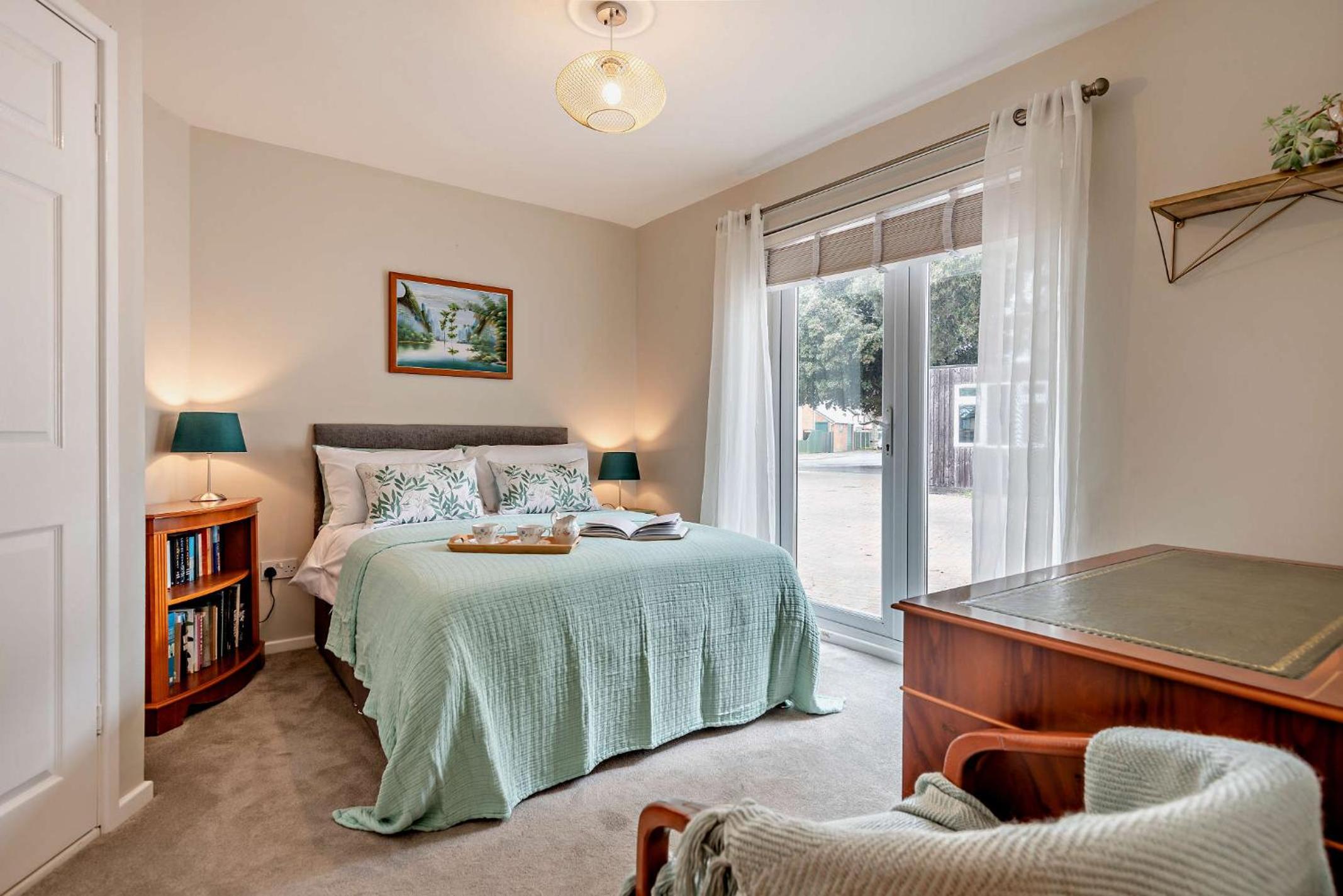 Oakwood Bungalow Christchurch Sleeps 8