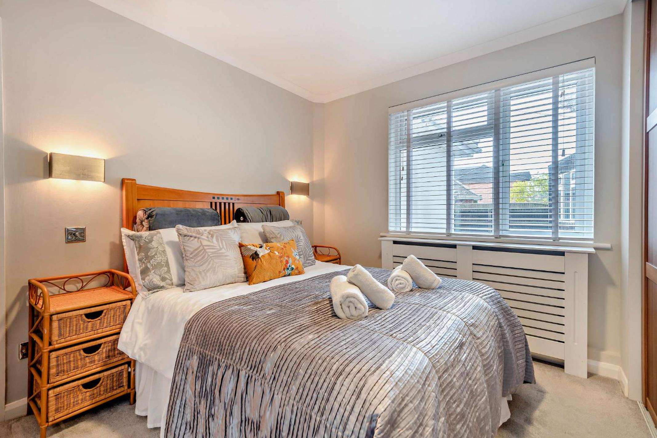 Oakwood Bungalow Christchurch Sleeps 8