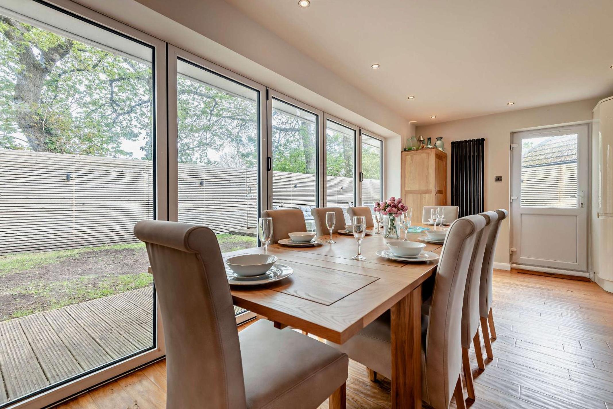 Oakwood Bungalow Christchurch Sleeps 8
