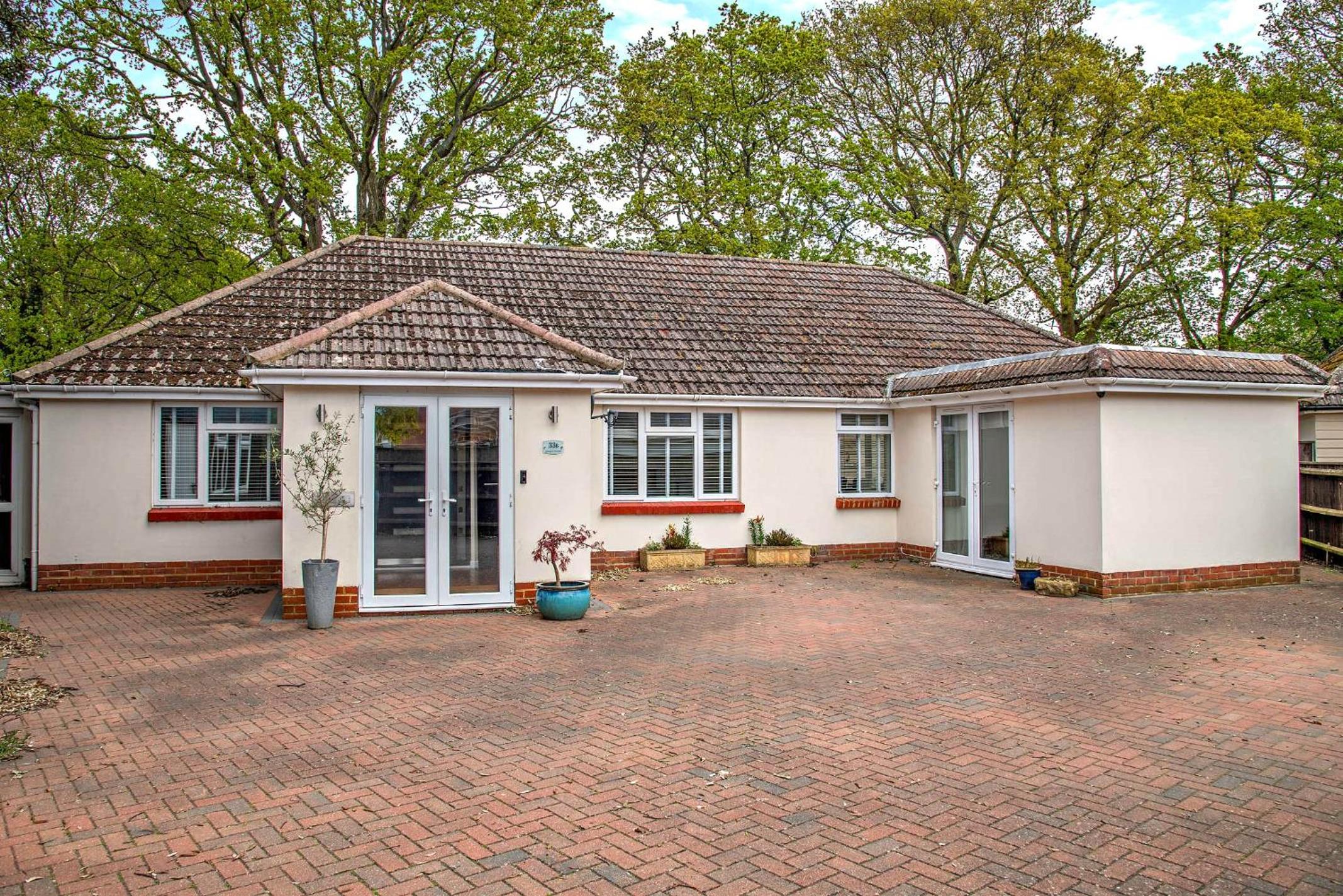Oakwood Bungalow Christchurch Sleeps 8