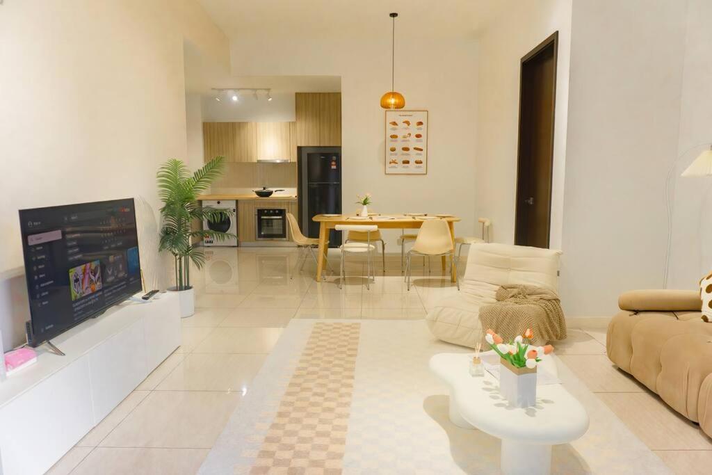 The Elements Ampang, 10 Pax Cream Cozy Home, KL