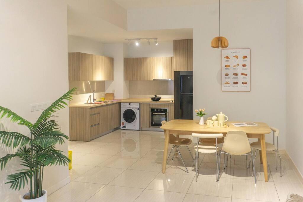 The Elements Ampang, 10 Pax Cream Cozy Home, KL