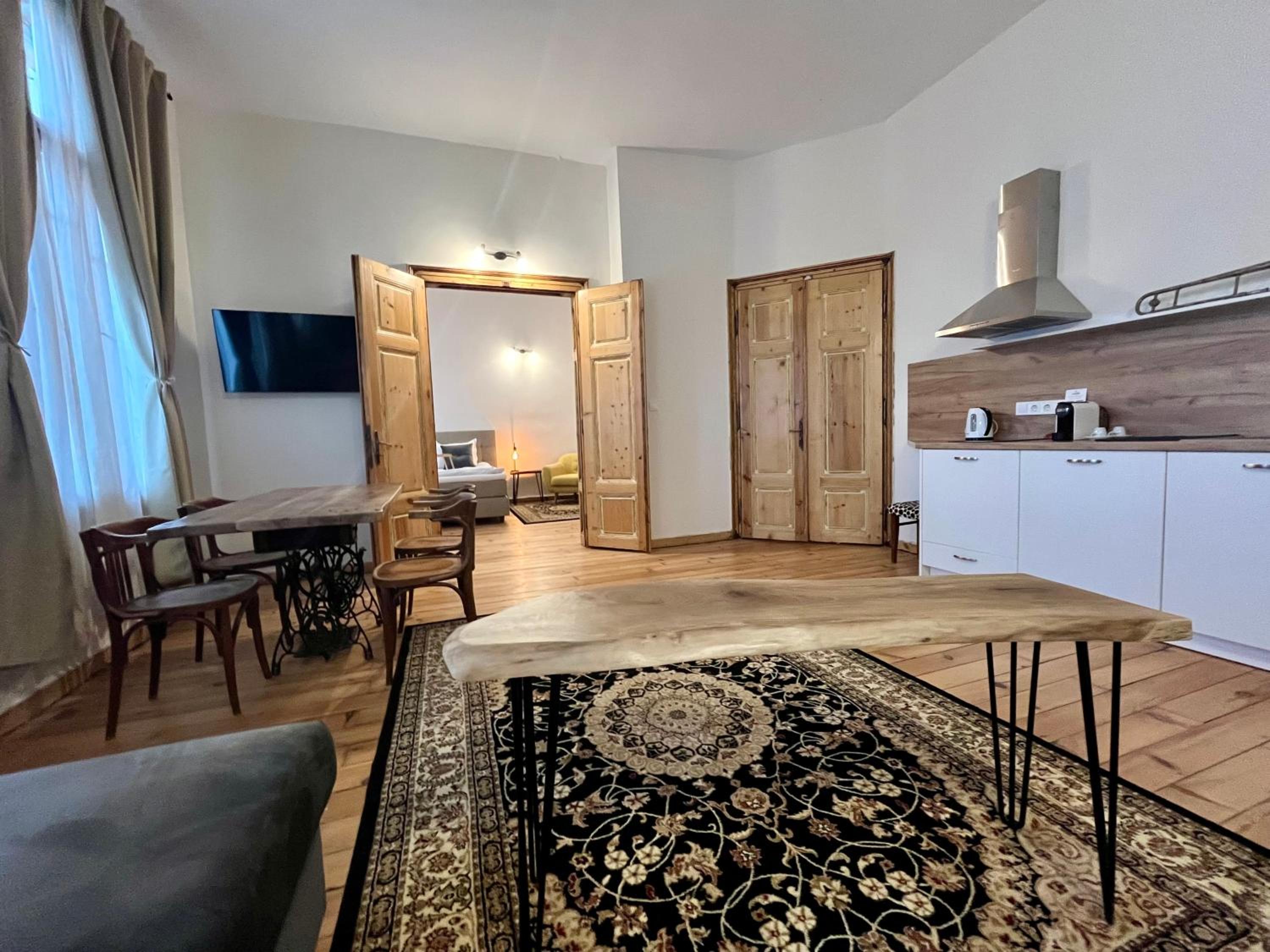 SKYLER VINTAGE APARTMENTS