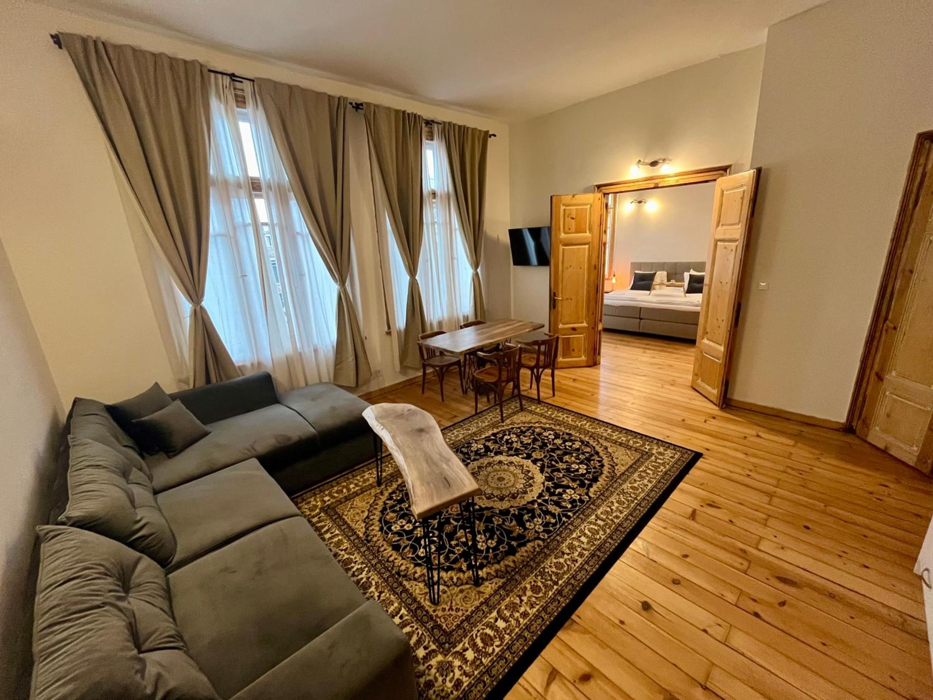 SKYLER VINTAGE APARTMENTS