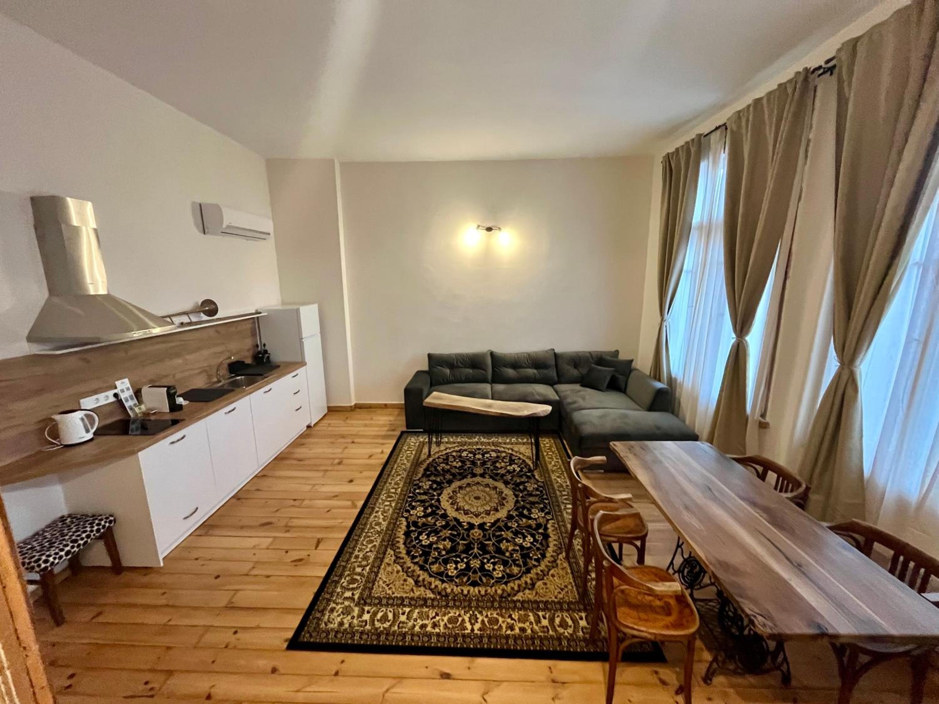SKYLER VINTAGE APARTMENTS