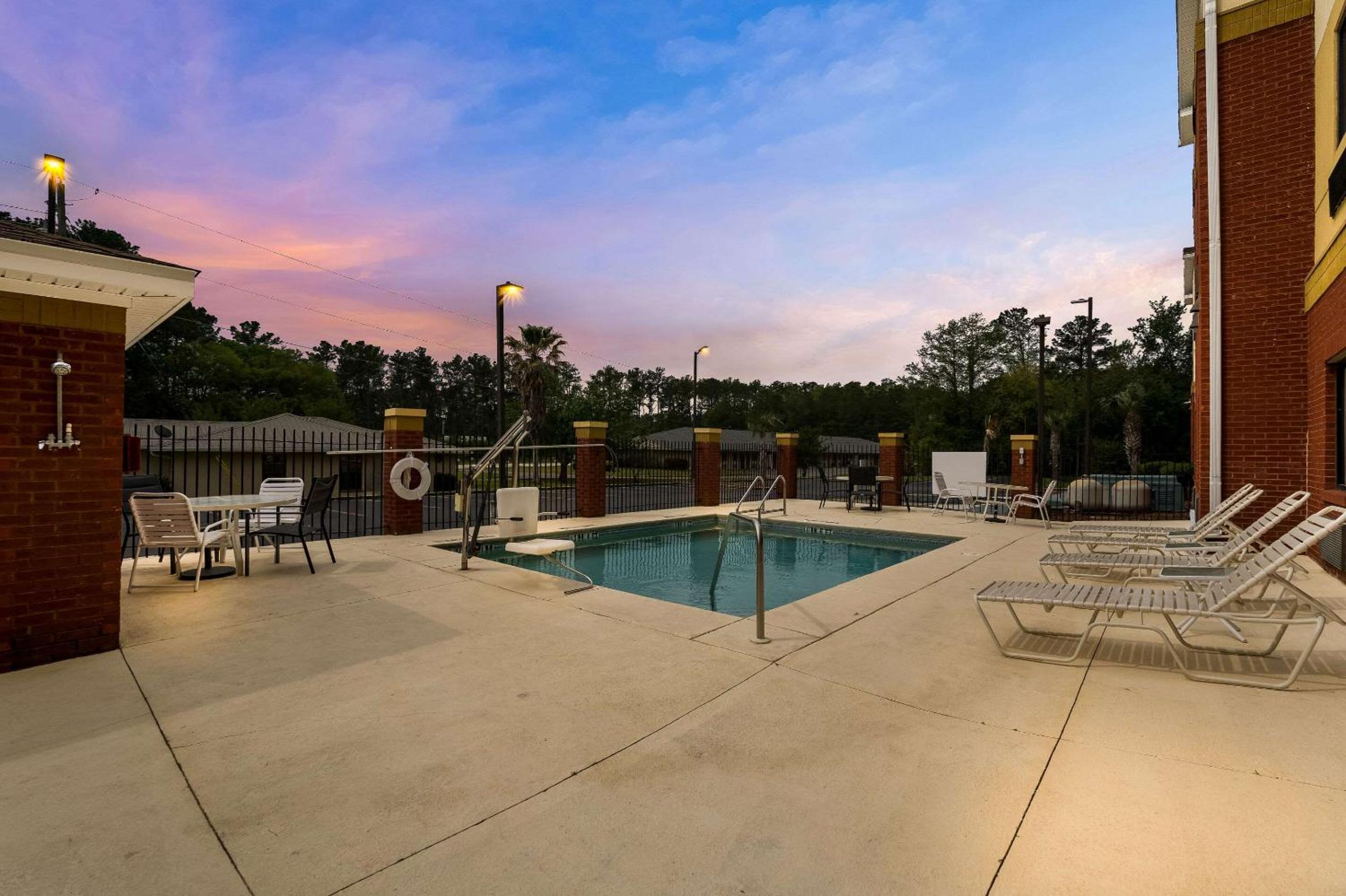 Comfort Inn  Suites Chipley I-10 - Property Image 23