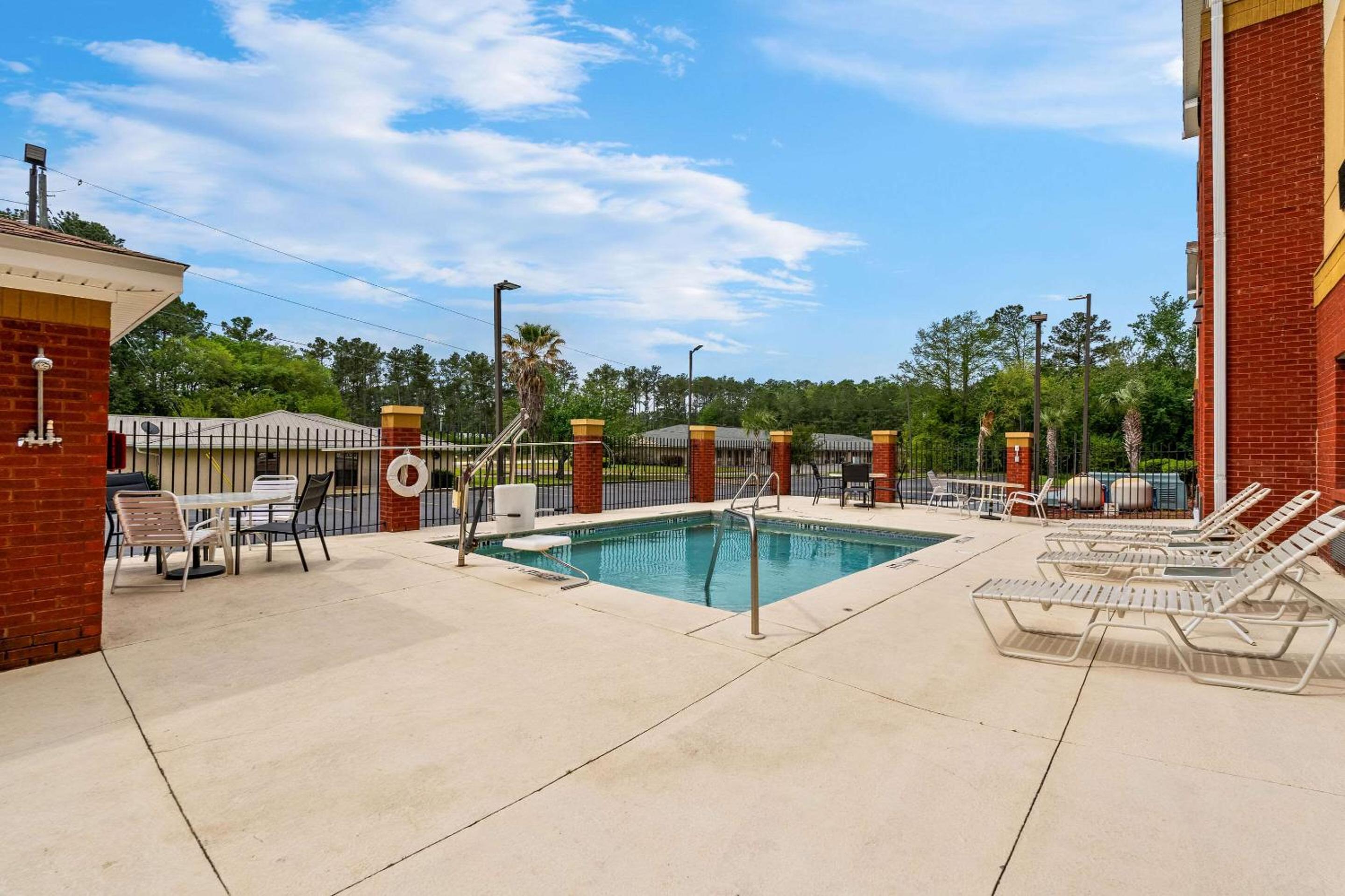Comfort Inn  Suites Chipley I-10 - Property Image 13