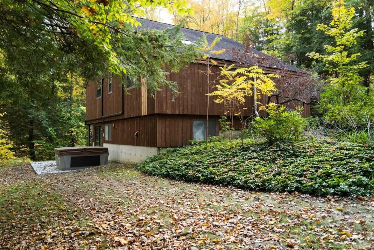 Berkshire Vacation Rentals: Stonebridge Cabin: Modern Amenities Enjoy Nature view 2