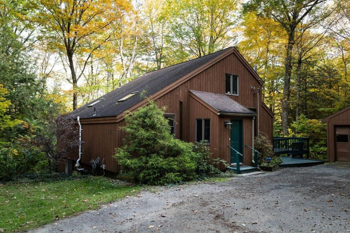 Berkshire Vacation Rentals: Stonebridge Cabin: Modern Amenities Enjoy Nature view 3