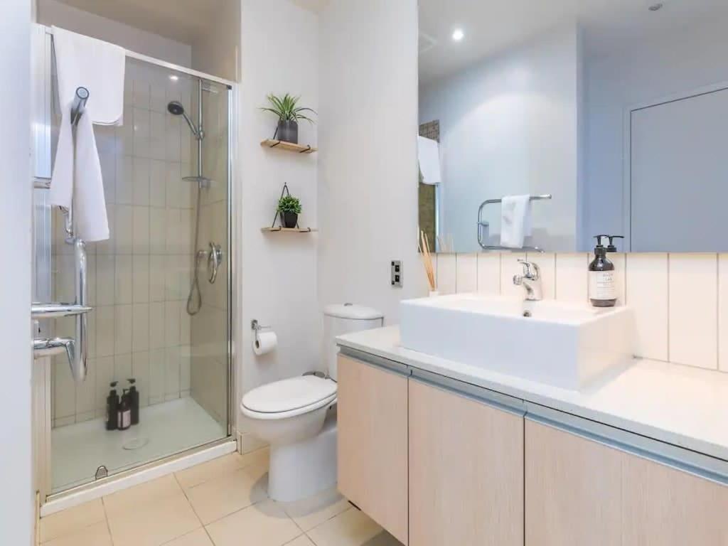 Wynyard Viaduct Harbour 2BR and Parking Zodiak Stays view 4