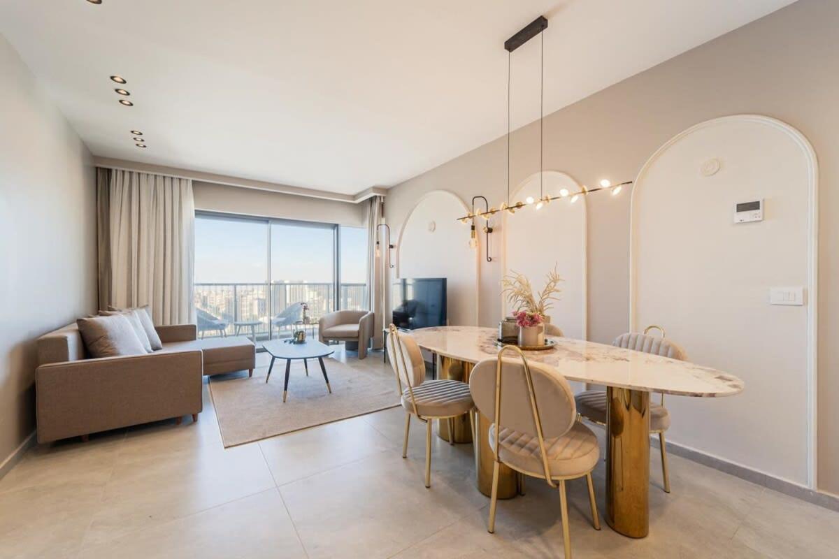 Dreamy 1Bdr Sanctuary Offering Stunning Views of the City view 2