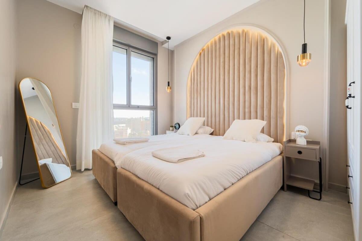 Dreamy 1Bdr Sanctuary Offering Stunning Views of the City view 3
