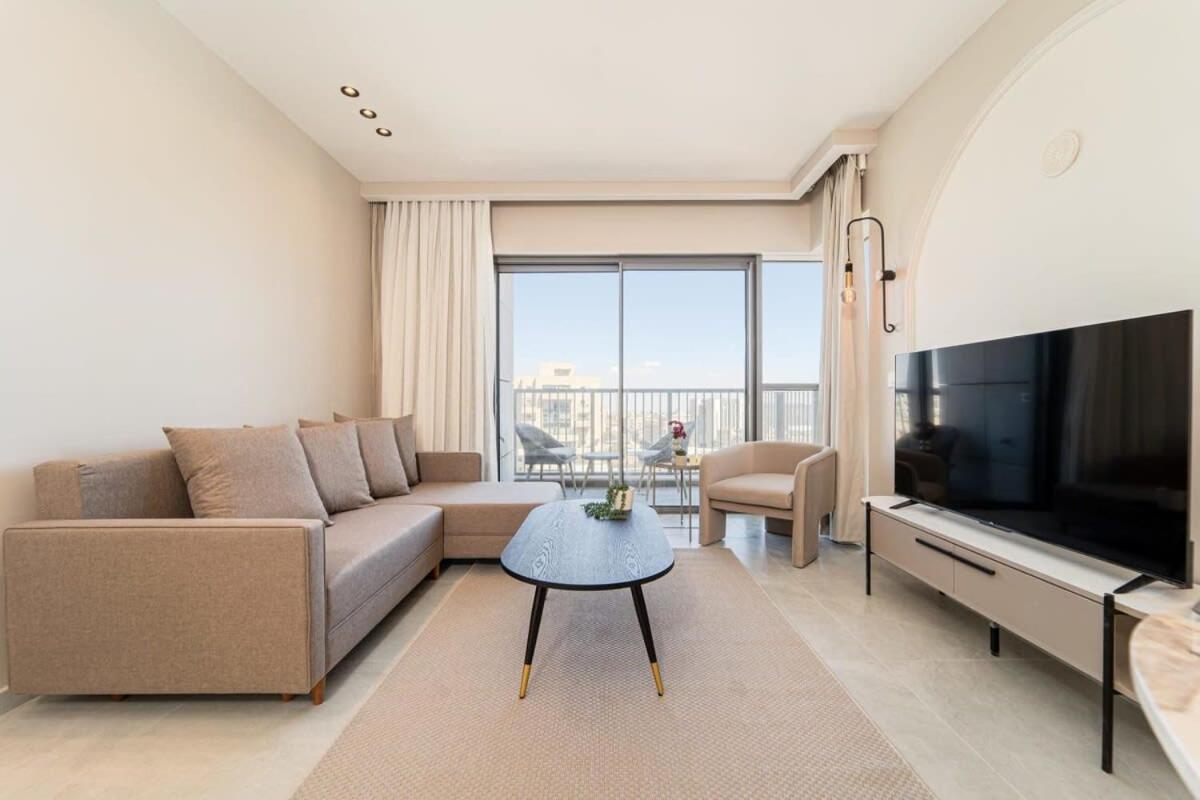 Dreamy 1Bdr Sanctuary Offering Stunning Views of the City view 5