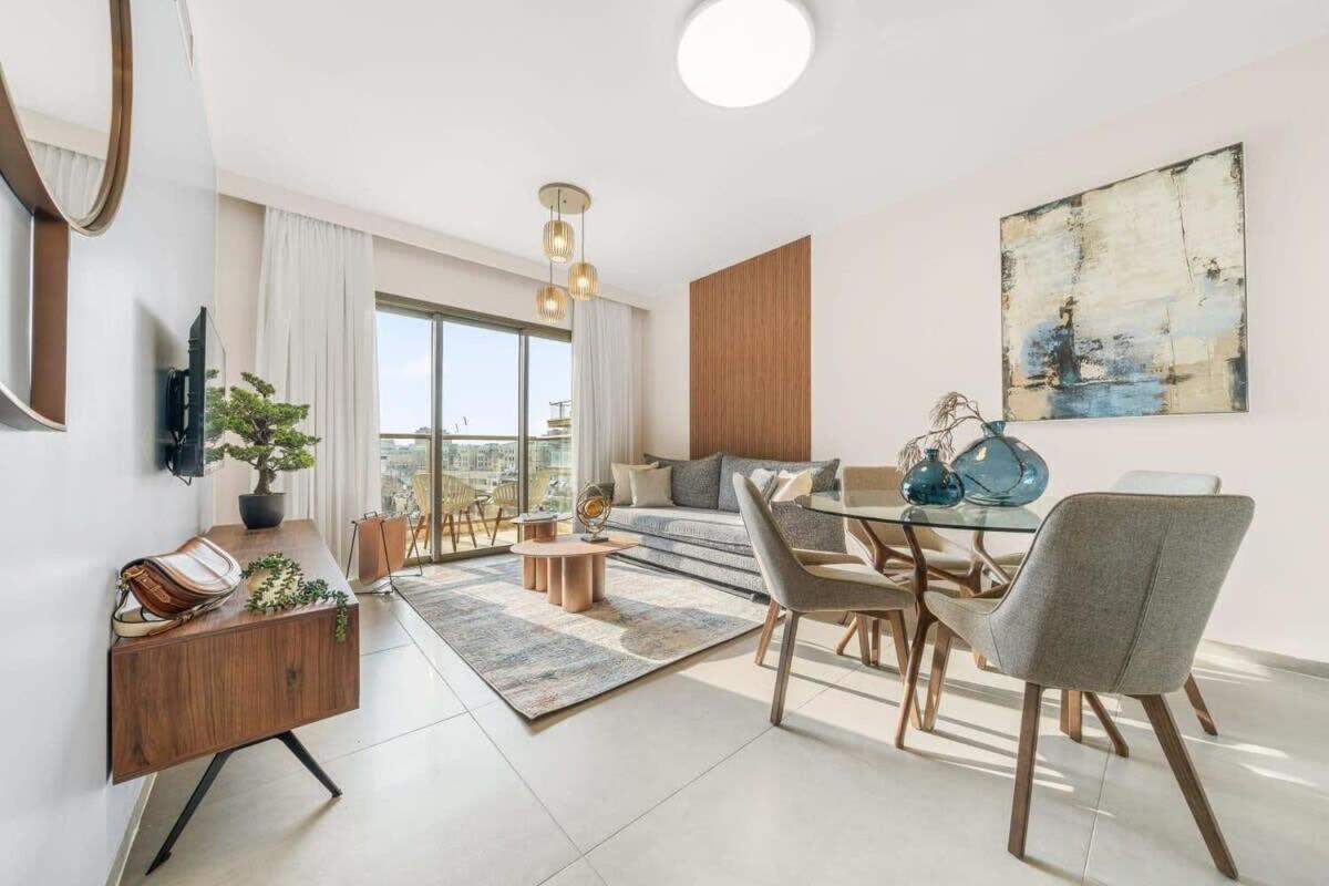 Luxurious 1BDR Terrace Parking in City Central view 2
