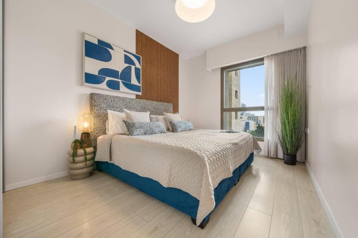 Luxurious 1BDR Terrace Parking in City Central view 3