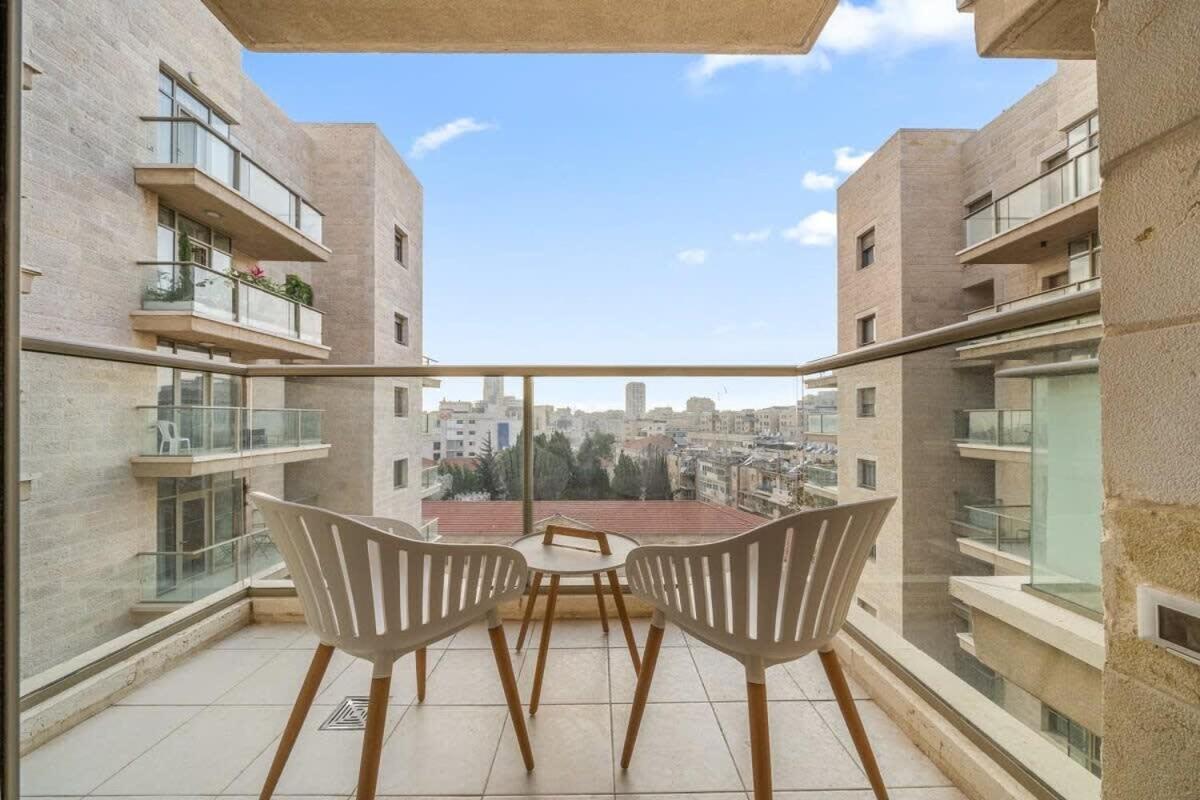 Luxurious 1BDR Terrace Parking in City Central view 4