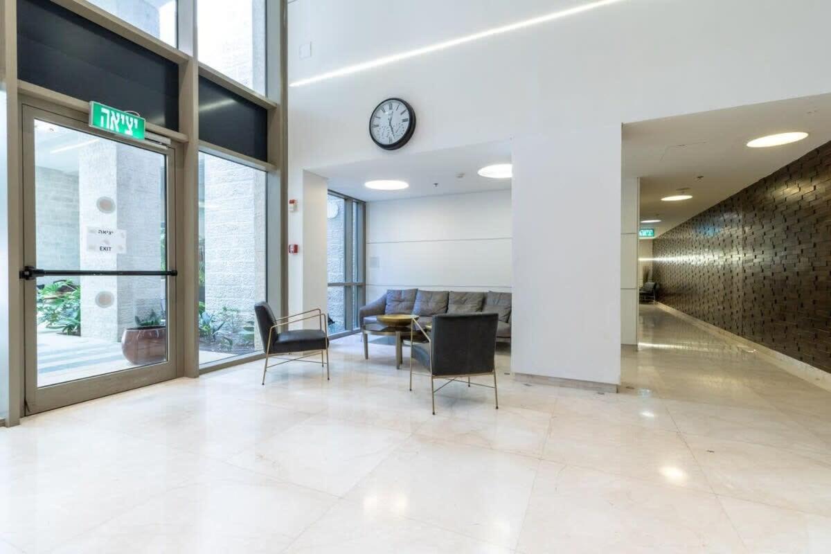 Luxurious 1BDR Terrace Parking in City Central view 5
