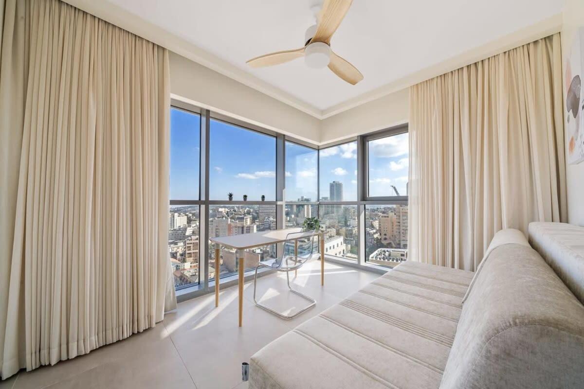 Dreamy 3 Bedroom In Best Location Parking view 2