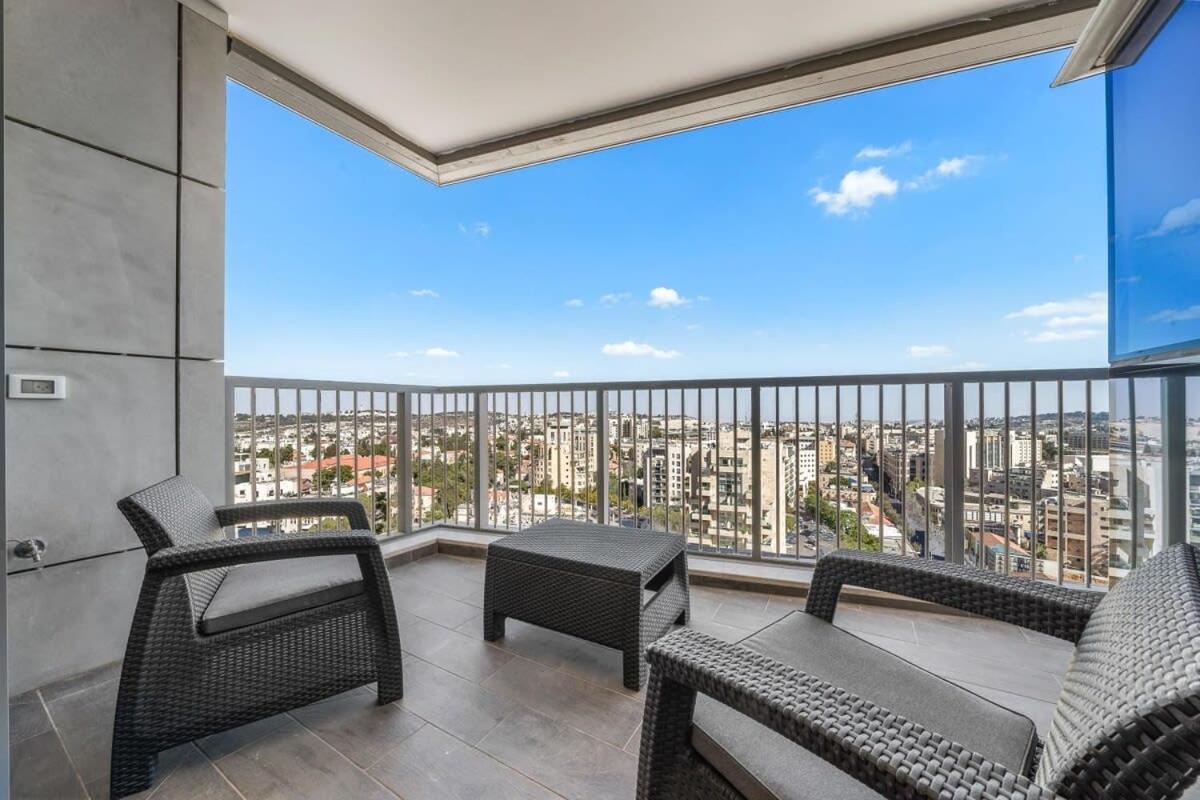 Dreamy 3 Bedroom In Best Location Parking view 4