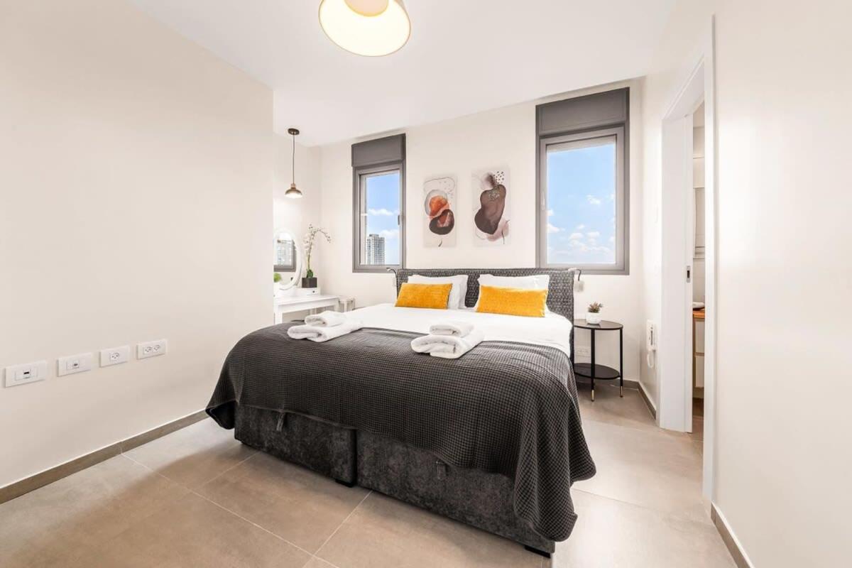 Dreamy 3 Bedroom In Best Location Parking view 5