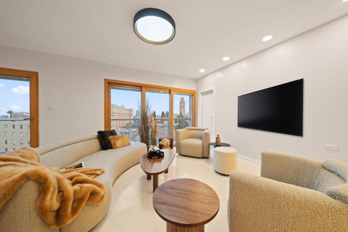 King David Residence Luxury 3 BD Pool Gym Parking view 5